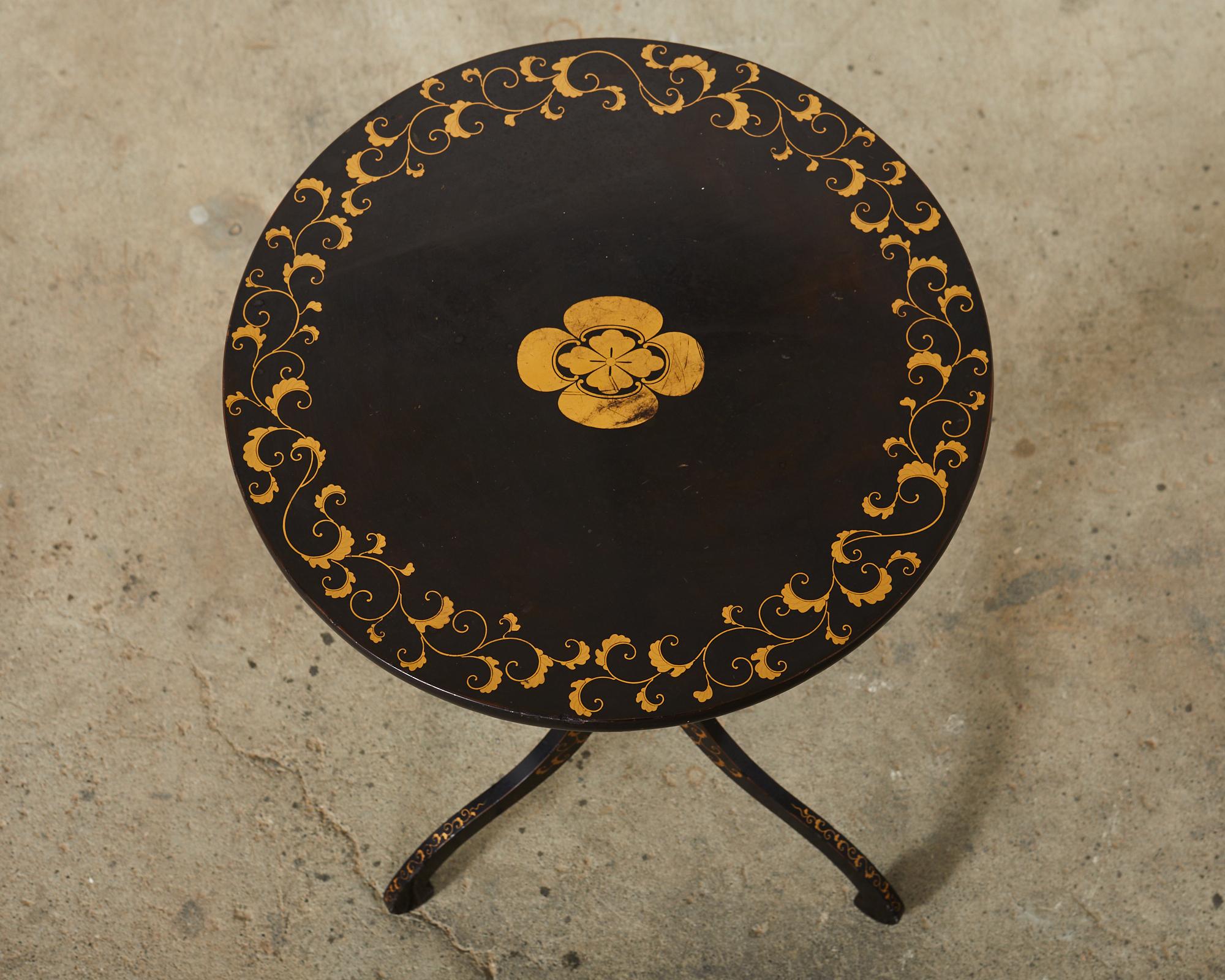 Lacquered Japonisme Lacquer Round Occasional Table Parcel Gilt Decoration For Sale