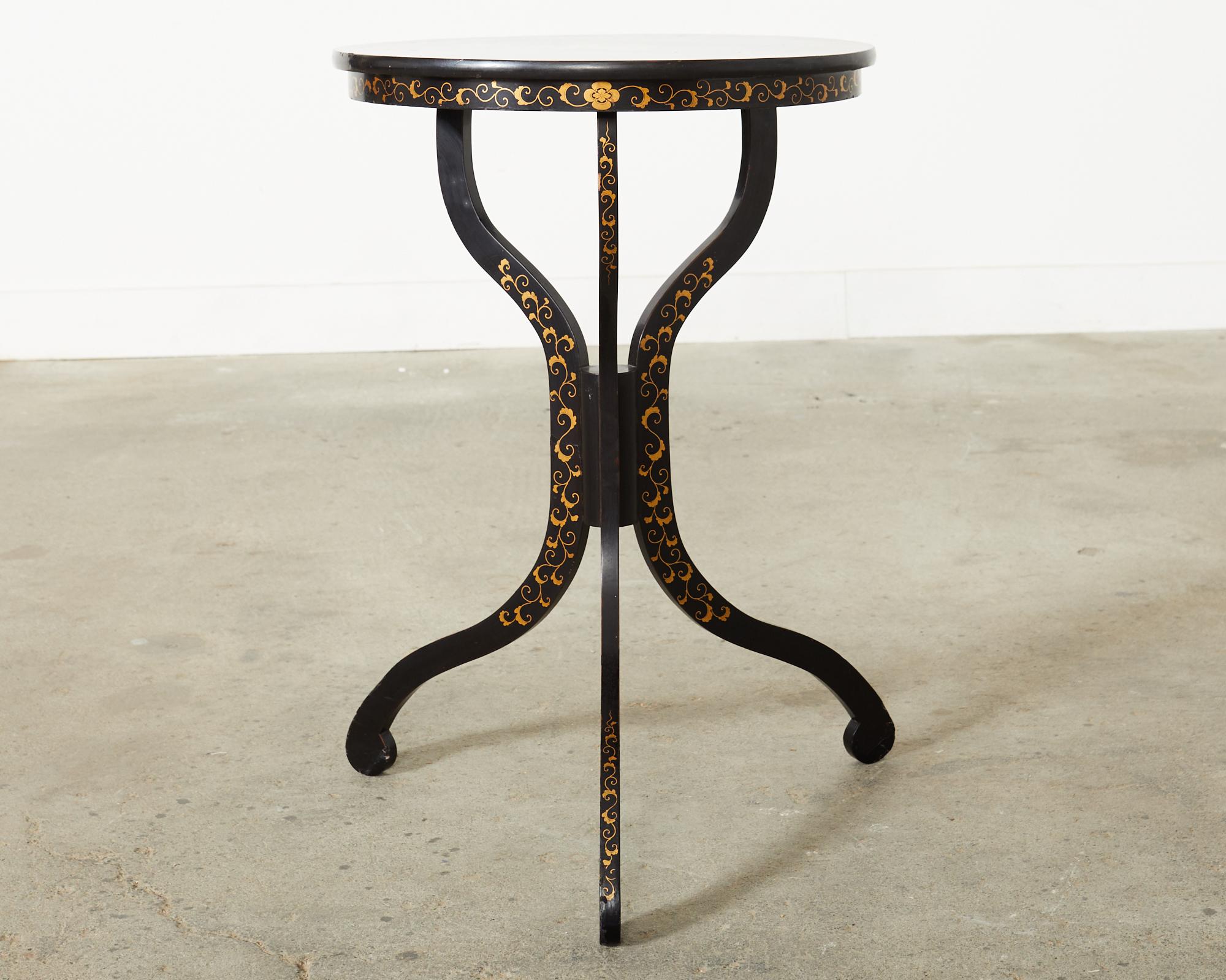 Japonisme Lacquer Round Occasional Table Parcel Gilt Decoration In Distressed Condition For Sale In Rio Vista, CA