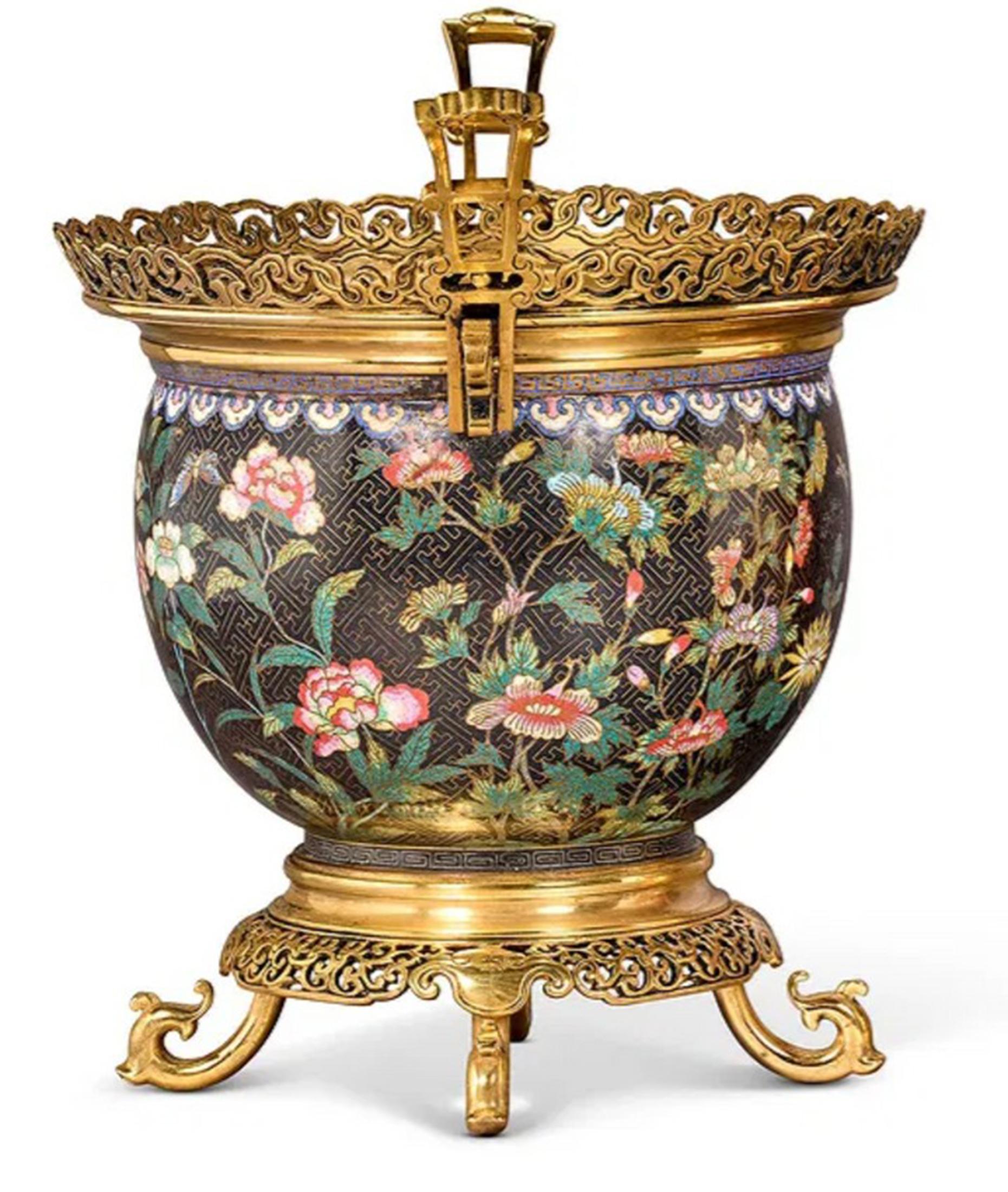 Jardinière à deux anses en cloisonné noir orné de fleurs, de papillons et de feuillages.

Origine : France, Paris 

Date : Dernier quart du 19e siècle 

 Estampillé F. BARBEDIENNE au pied


 11,25 po (20,5 cm) de haut, 13 3/8 po (34 cm) de large.