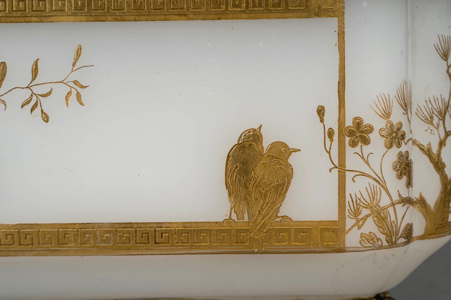 Metà XIX secolo Japonisme Ormolu-Mounted Opaline Jardiniere by Maison Baccarat, circa 1865 in vendita