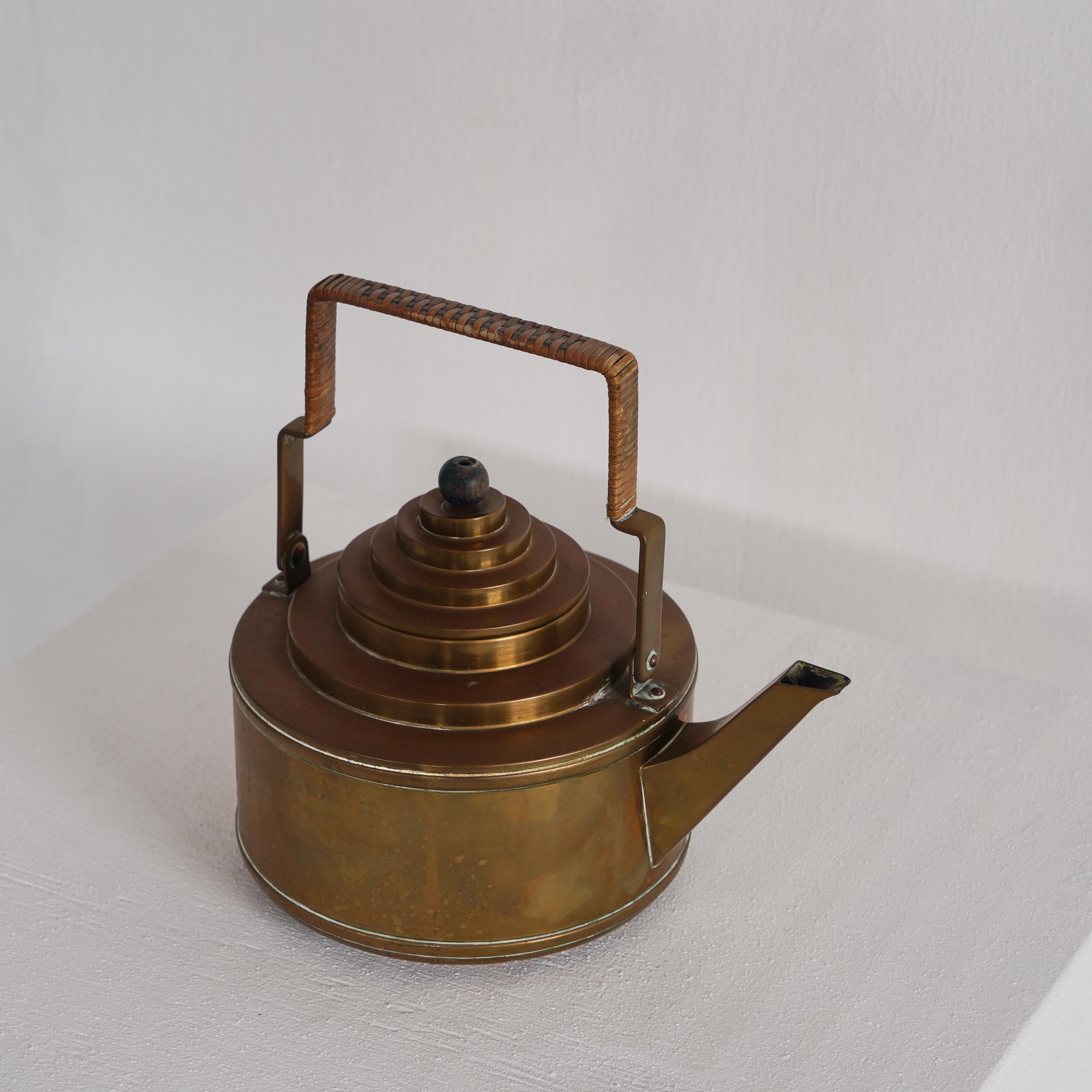 Beautiful teapot in brass, wood and wicker by Dutch company Daalderop. Beautiful art deco / Japonistic elements and a subtle patination make this tea pot very decorative. 

1920's / 1930's.

Good condition with a single little dent.