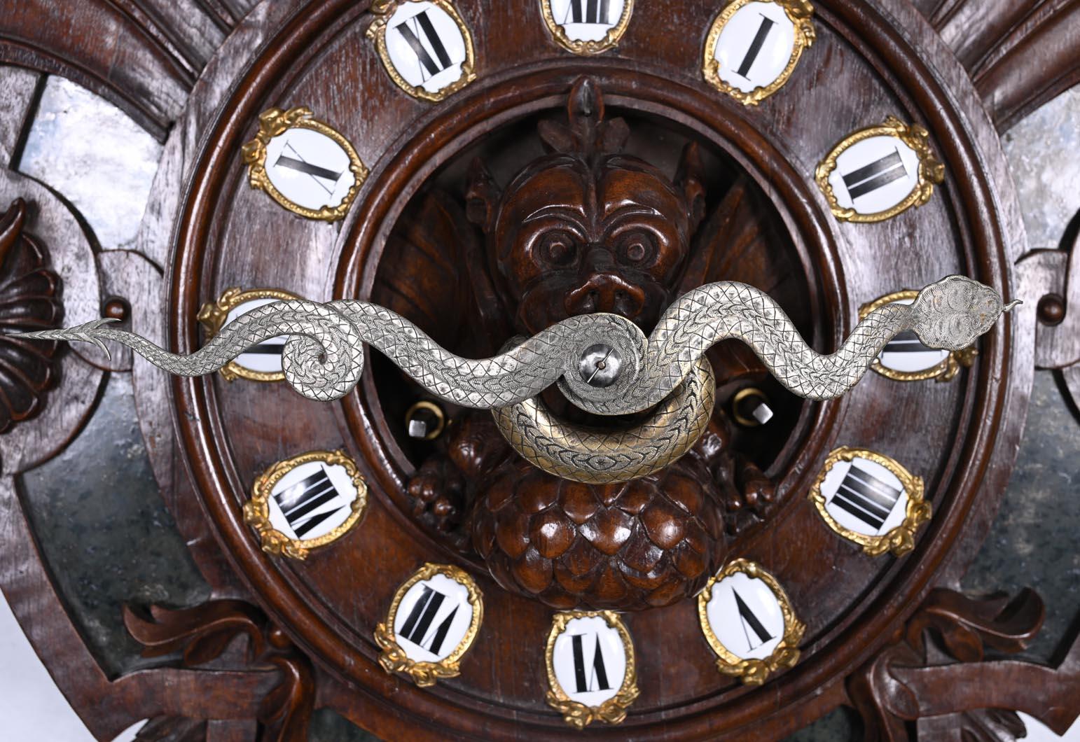 Japonistische Wanduhr aus geschnitztem Holz und Hartstein - 19. Jahrhundert (Japonismus) im Angebot