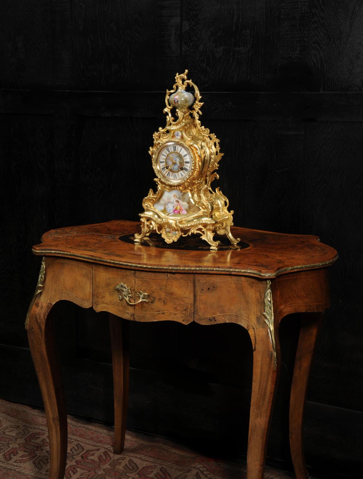 Antike französische Japy Freres-Uhr aus Goldbronze und Sevres-Porzellan (Vergoldet)
