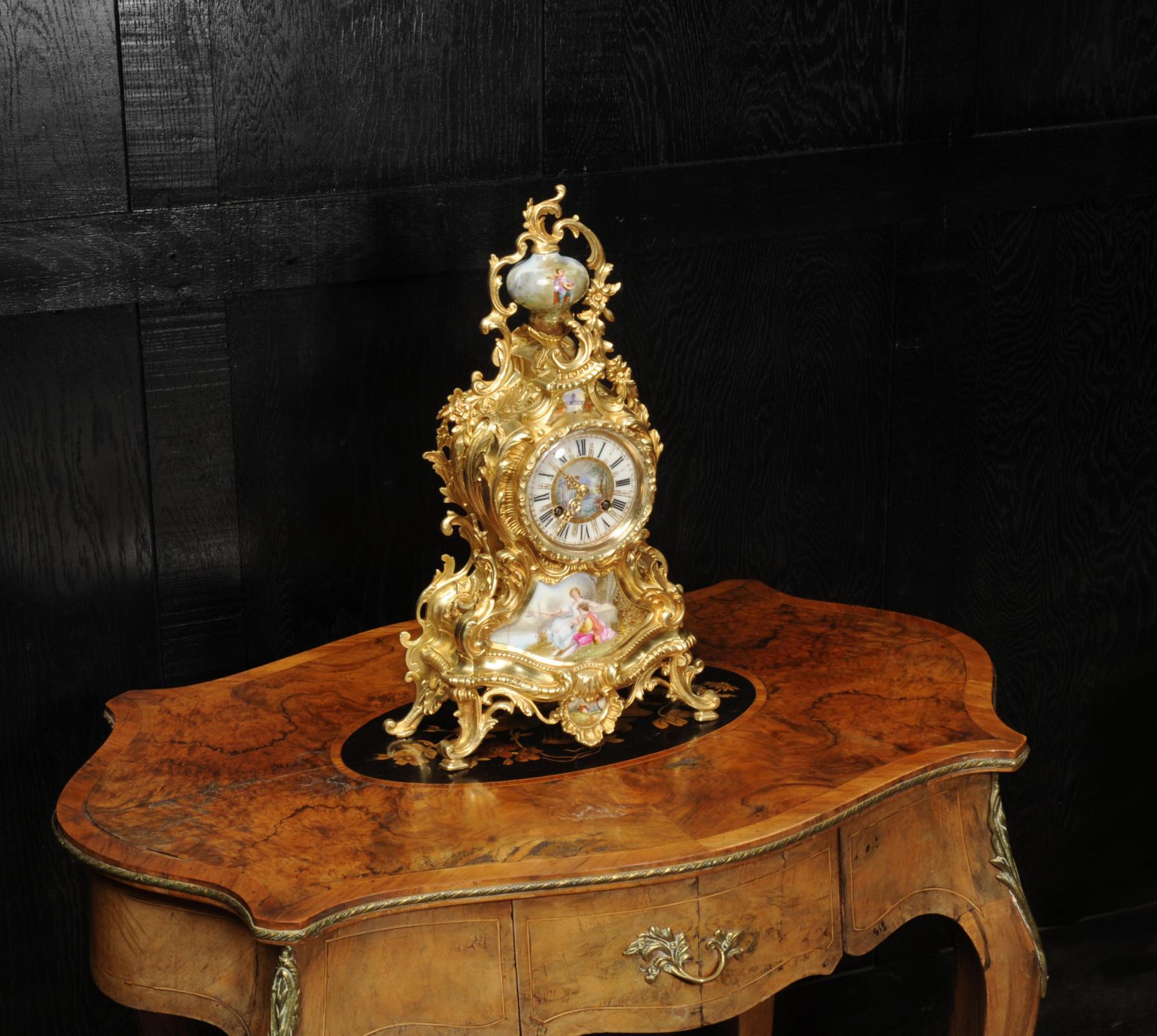 Antike französische Japy Freres-Uhr aus Goldbronze und Sevres-Porzellan (19. Jahrhundert)