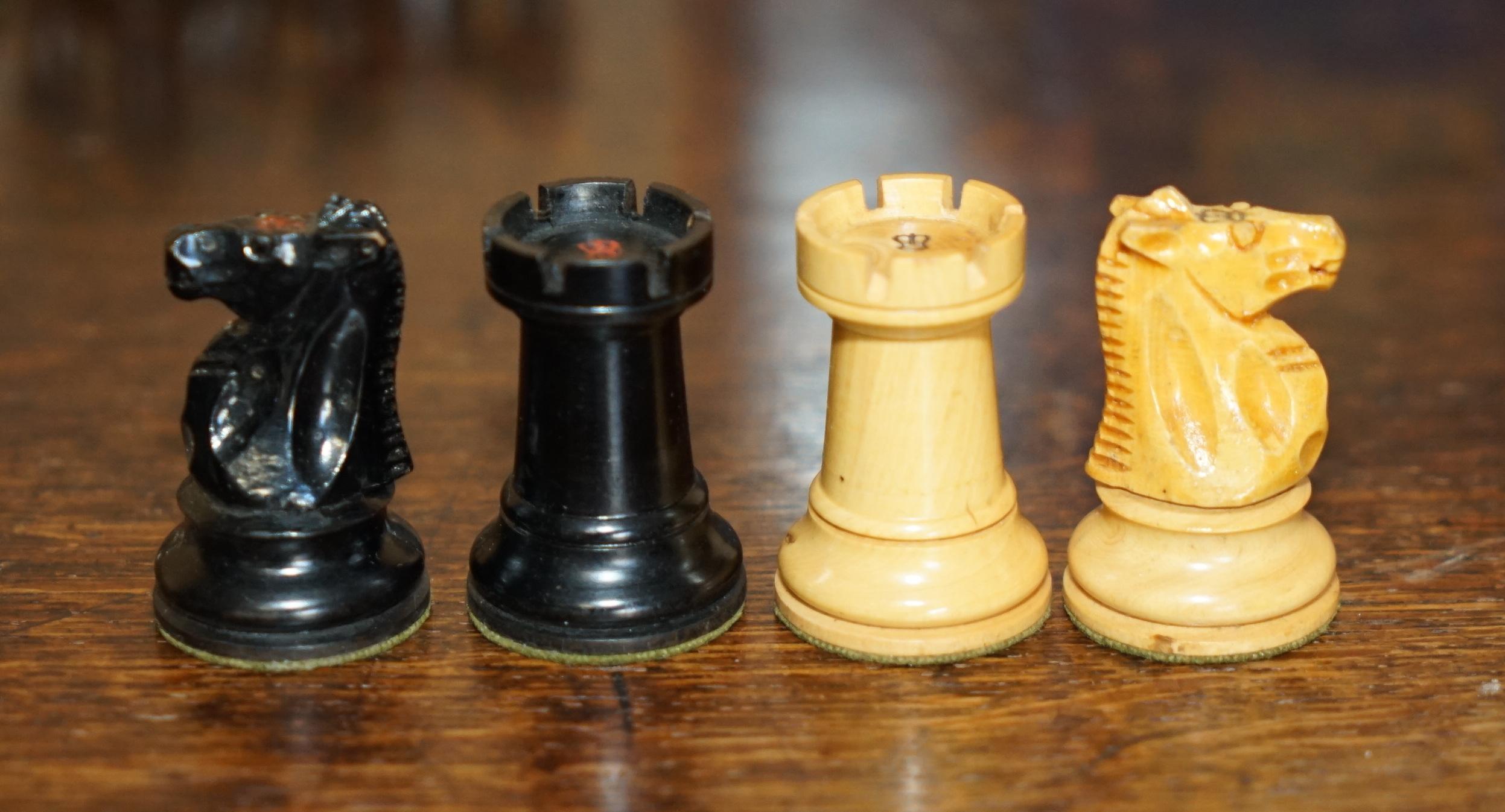 JAQUES 1850 STAUNTON PATTERN CHESSMAN CHESS SET INC SMALL BOOK AND HARDWOOD BoX in vendita 2