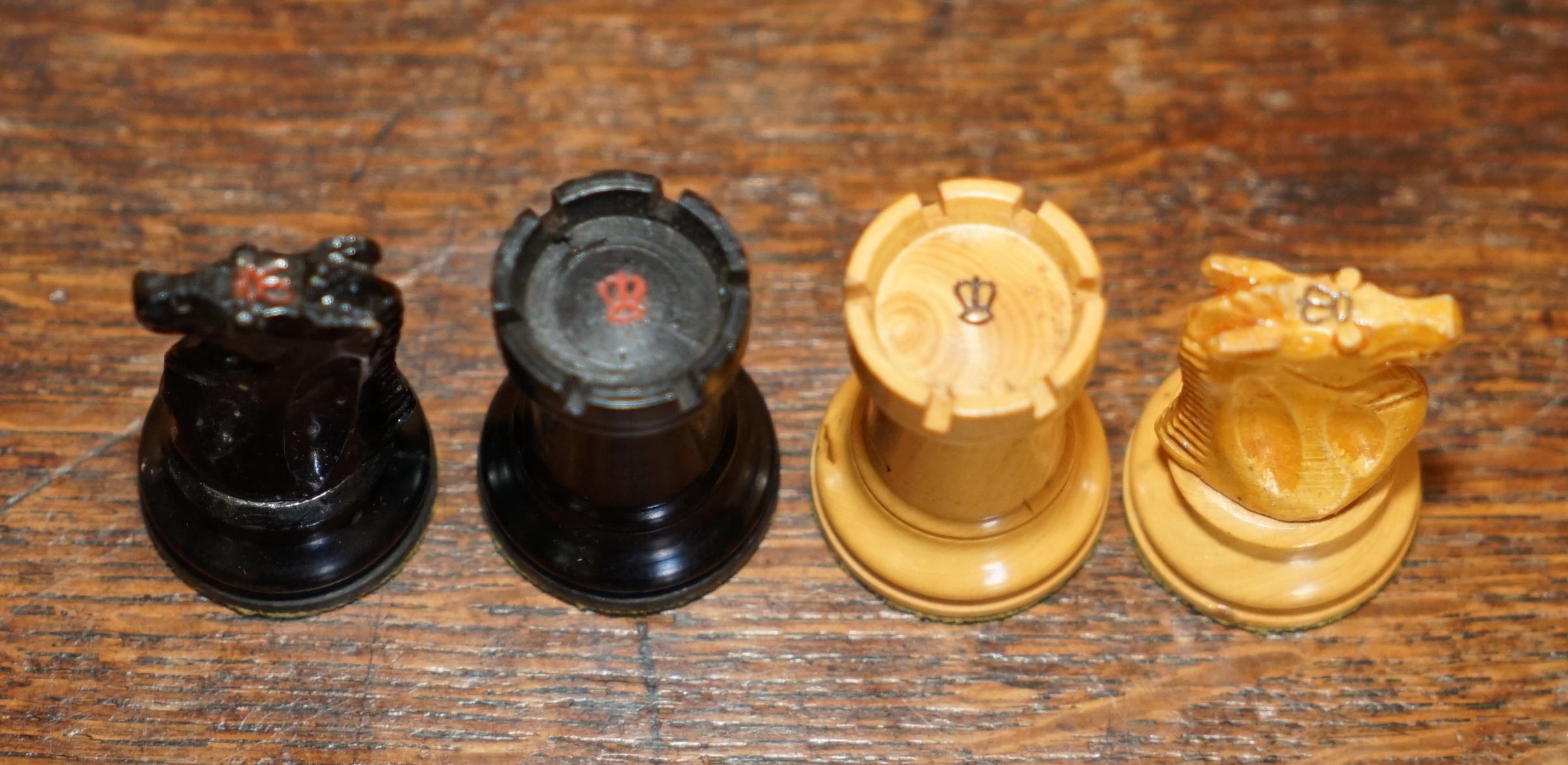 JAQUES 1850 STAUNTON PATTERN CHESSMAN CHESS SET INC SMALL BOOK AND HARDWOOD BoX in vendita 3