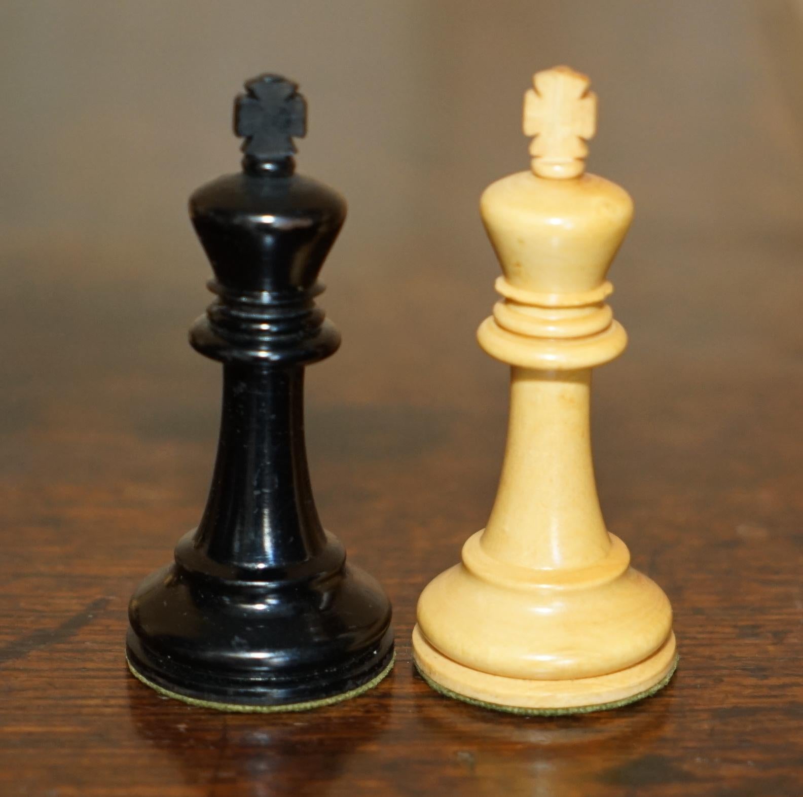 JAQUES 1850 STAUNTON PATTERN CHESSMAN CHESS SET INC SMALL BOOK AND HARDWOOD BoX in vendita 4