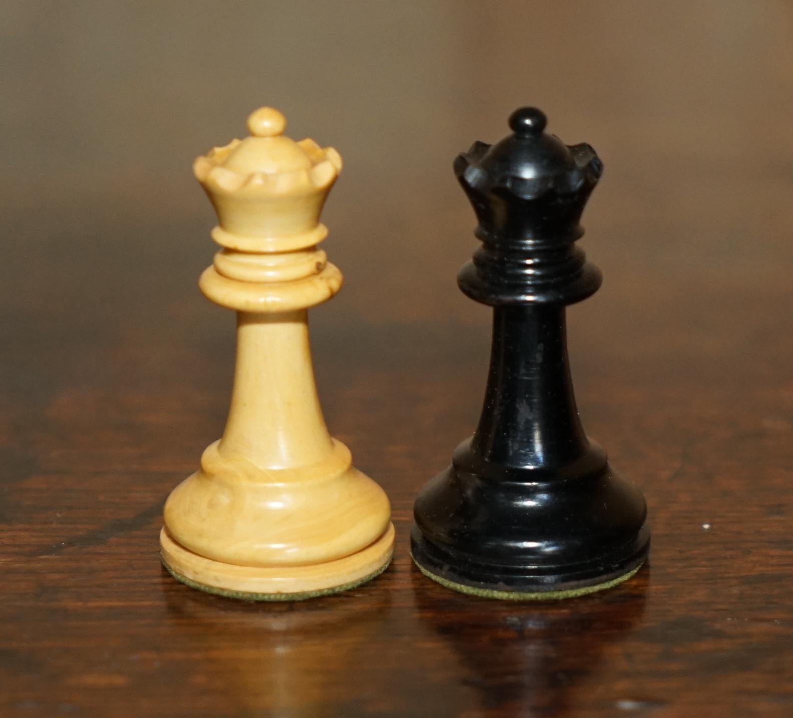 JAQUES 1850 STAUNTON PATTERN CHESSMAN CHESS SET INC SMALL BOOK AND HARDWOOD BoX in vendita 5