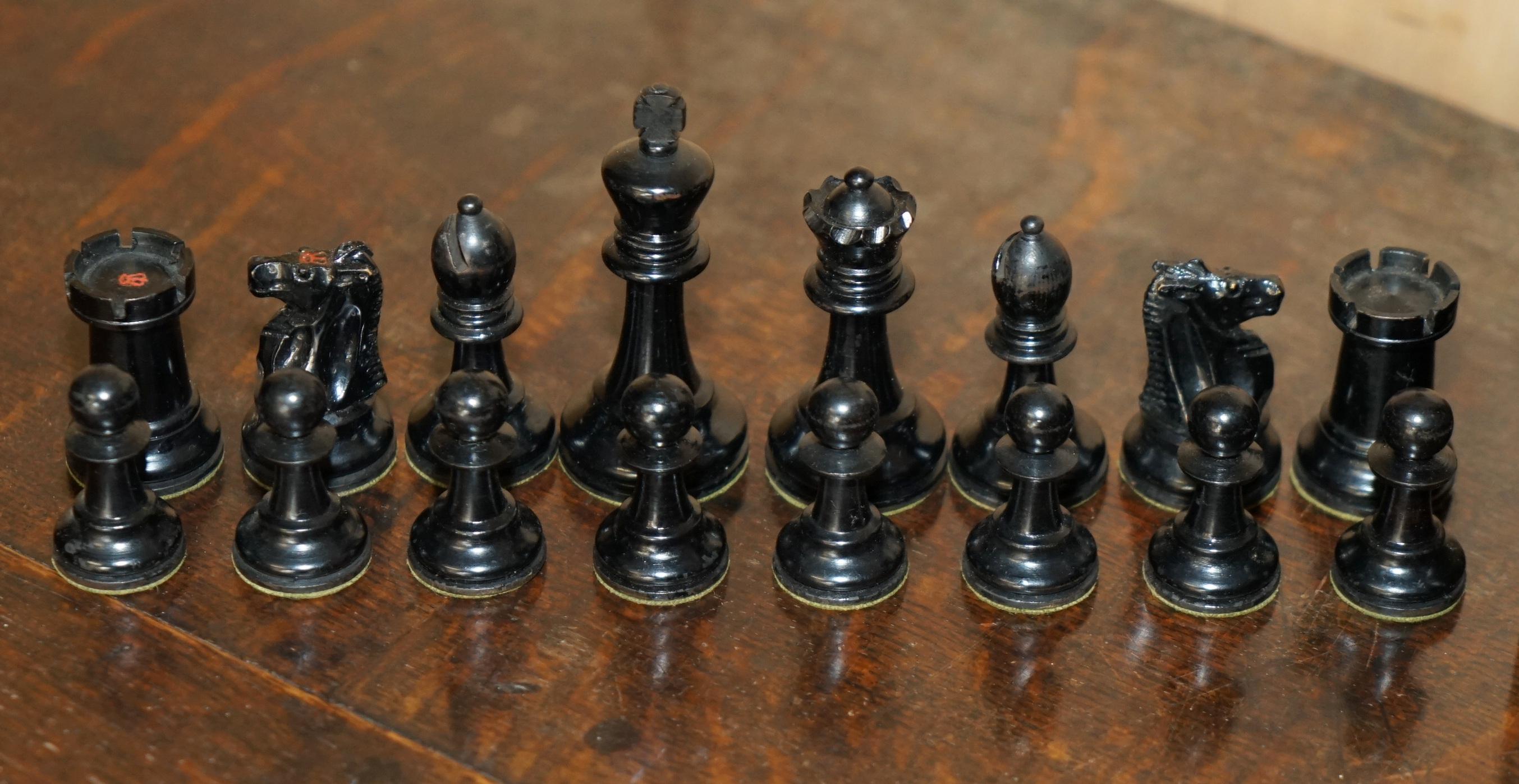 Casa Reale Antiquariato

Royal House Antiques è lieta di offrire in vendita questo set di scacchi Chessman, di epoca vittoriana con motivo Jaques Staunton, nella piccola scatola originale in mogano e accompagnato da un delizioso libretto intitolato