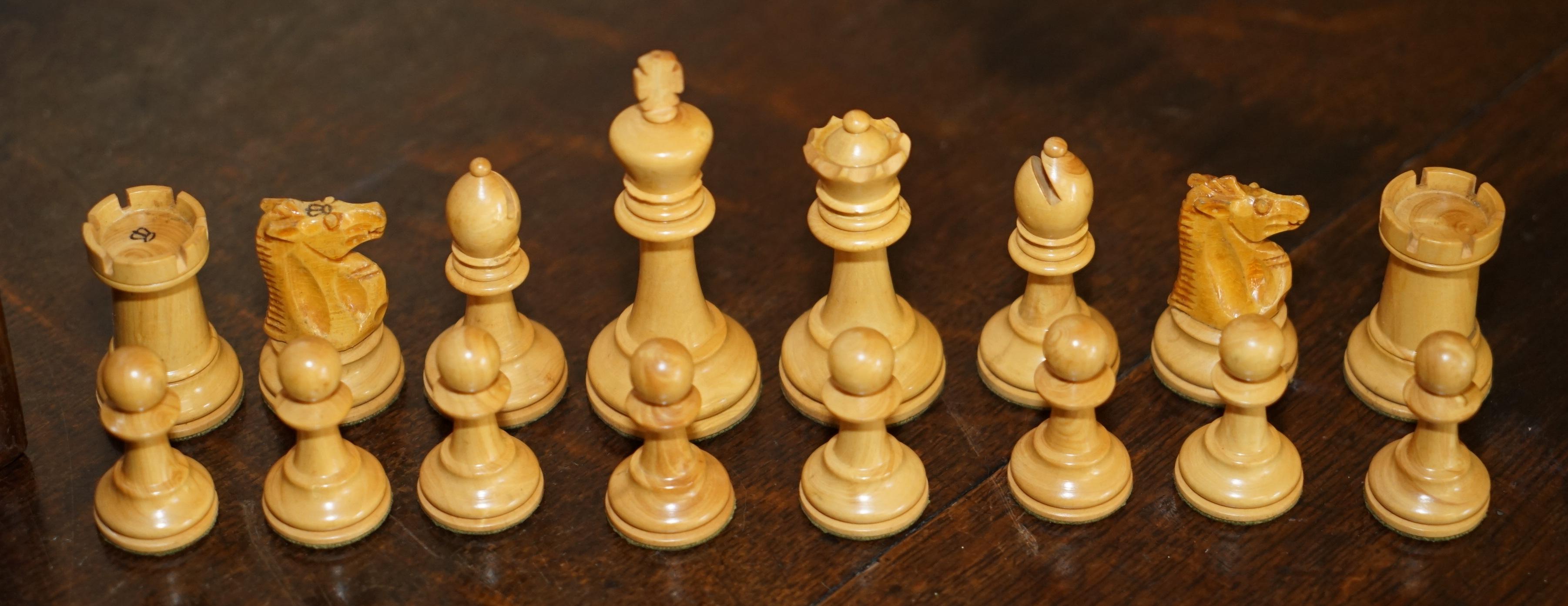 JAQUES 1850 STAUNTON PATTERN CHESSMAN CHESS SET INC SMALL BOOK AND HARDWOOD BoX In condizioni buone in vendita a West Sussex, Pulborough