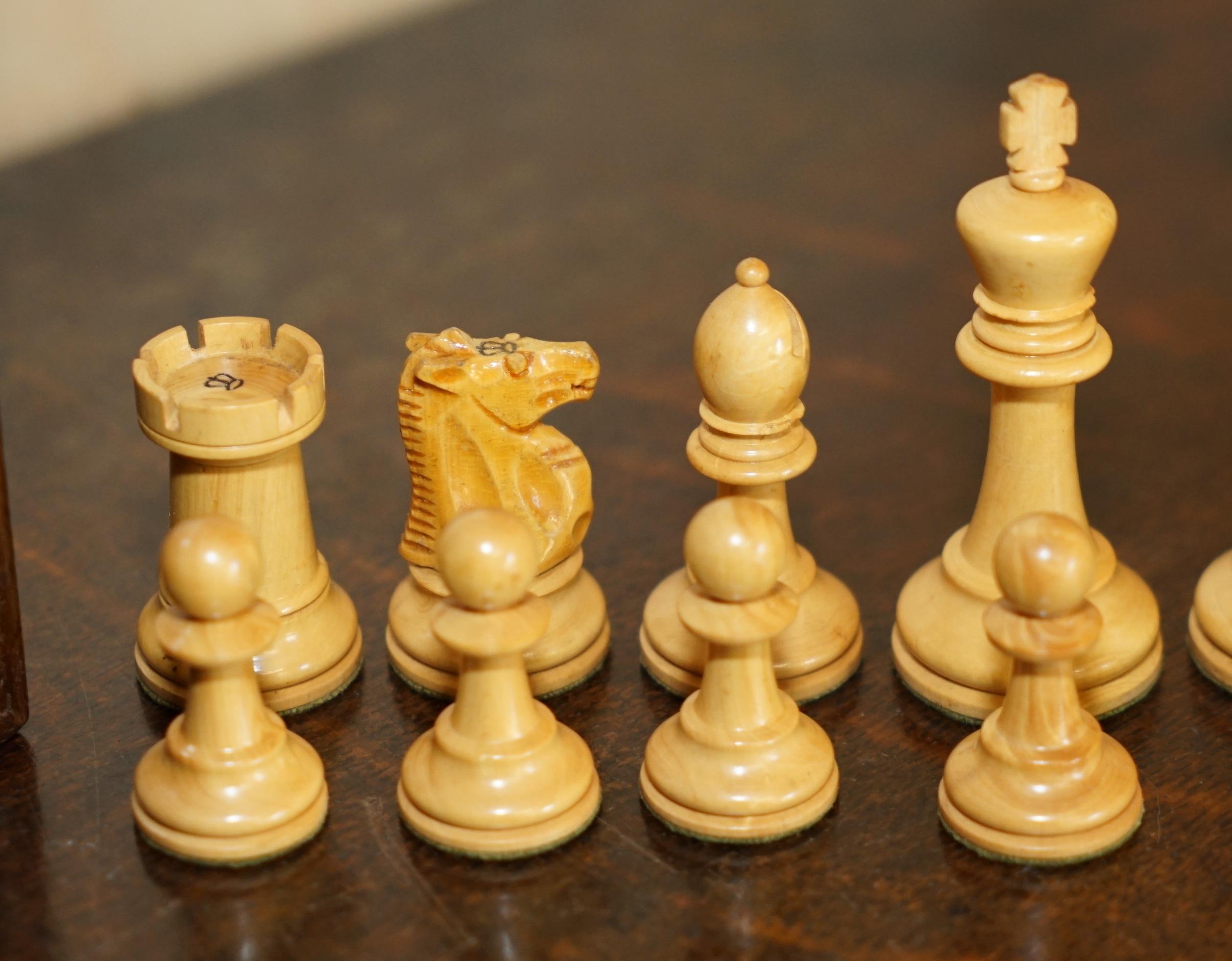 Metà XIX secolo JAQUES 1850 STAUNTON PATTERN CHESSMAN CHESS SET INC SMALL BOOK AND HARDWOOD BoX in vendita