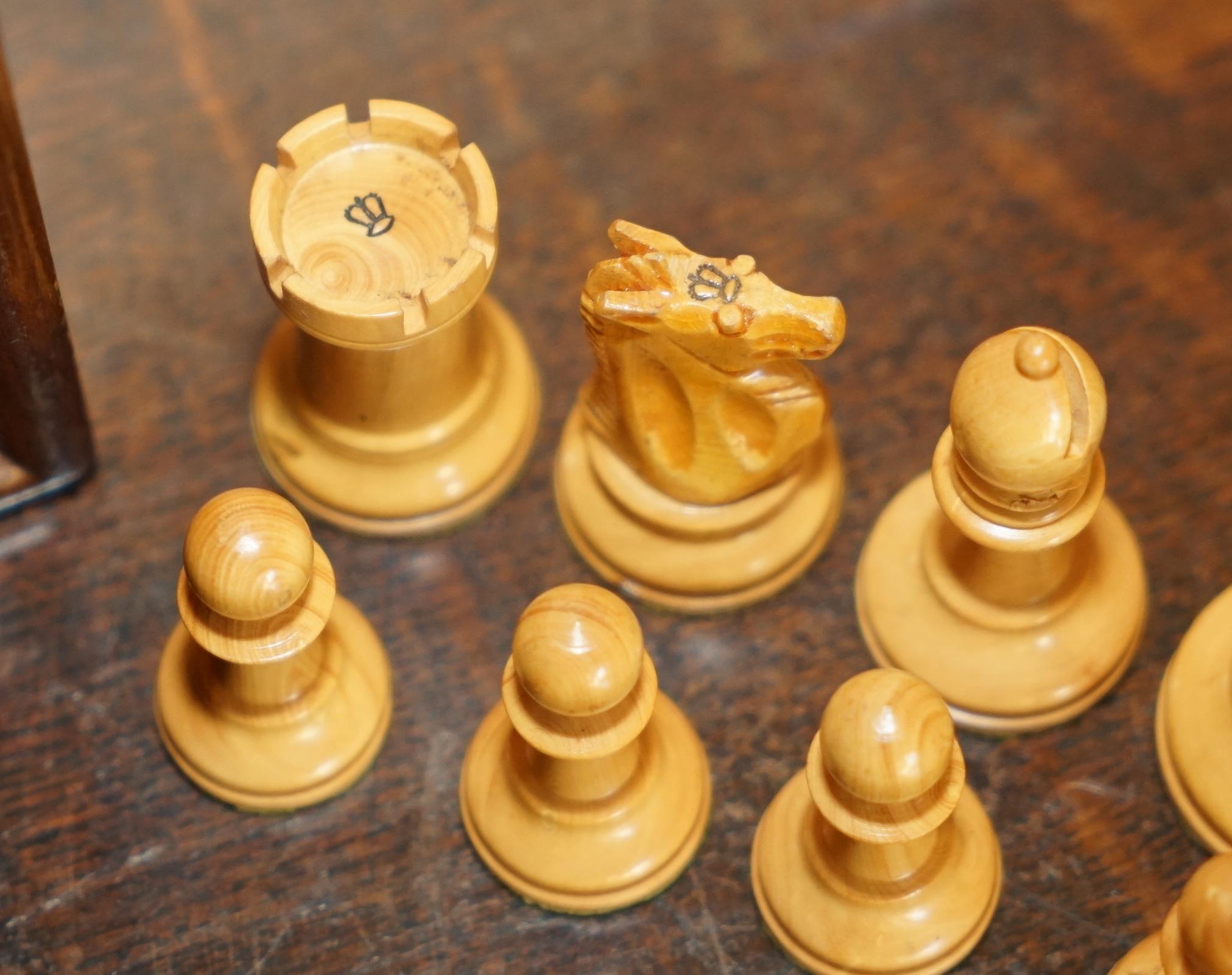 JAQUES 1850 STAUNTON PATTERN CHESSMAN CHESS SET INC SMALL BOOK AND HARDWOOD BoX in vendita 1