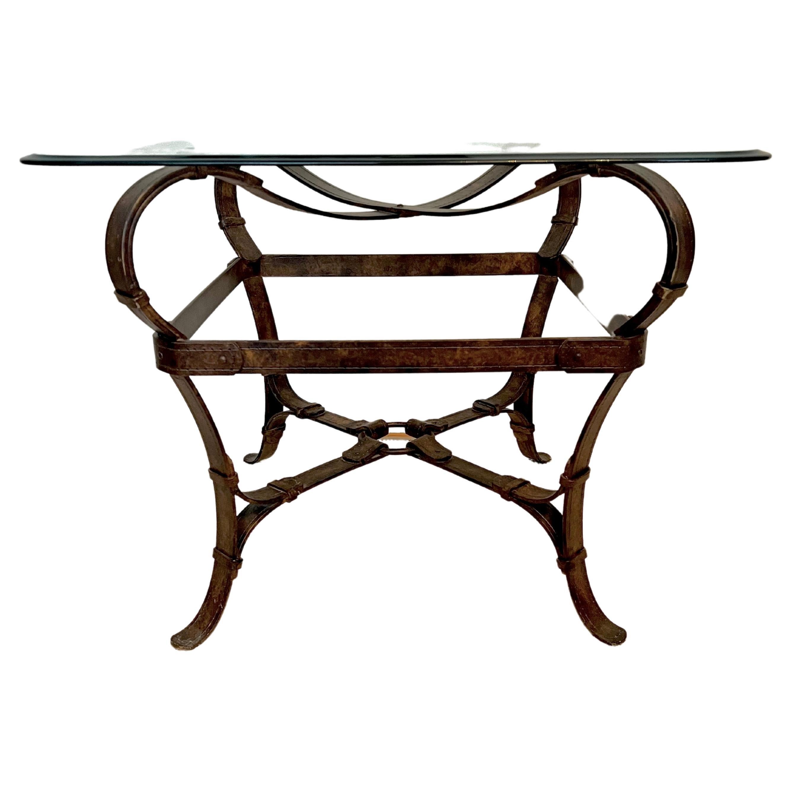 Table d'appoint de style Jaques Adnet ou Hermès en Trompe L'Oeil, lanières de cuir et métal