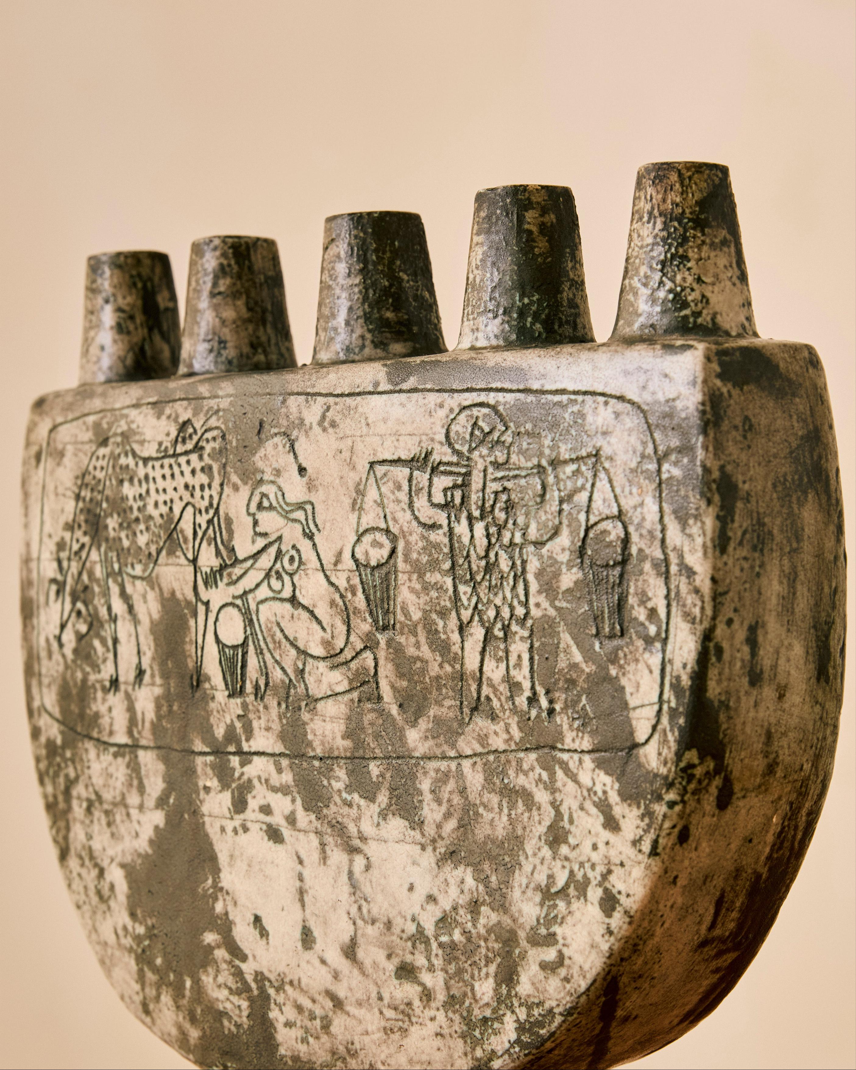Vasija de cerámica esmaltada de Jacques Blin, c. 1960, con incrustaciones de animales a cada lado. Marca incisa 