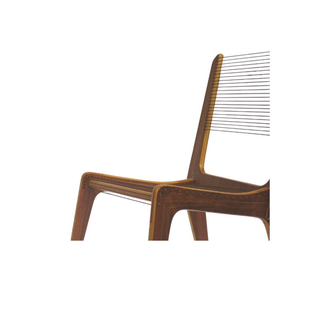 Une seule chaise d'appoint du designer franco-canadien Jacques Guillon. En 1952, il présente sa création la plus emblématique : la chaise Corde, aujourd'hui précieusement exposée dans des musées renommés comme ceux du Québec et le Museum of Modern