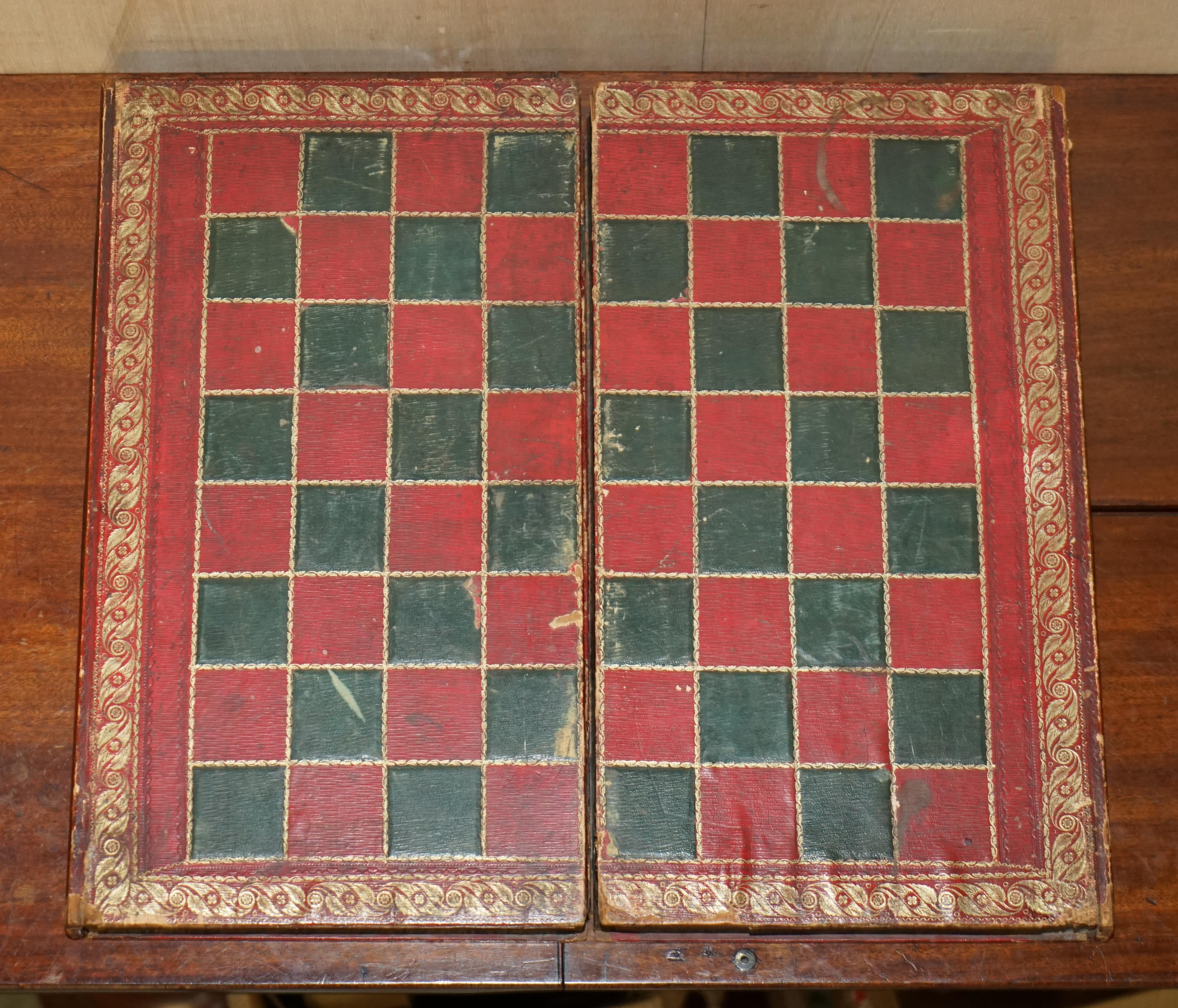Jaques London Victorian Faux Book Chesssboard Staunton Pieces & Hardwood Clock en vente 5