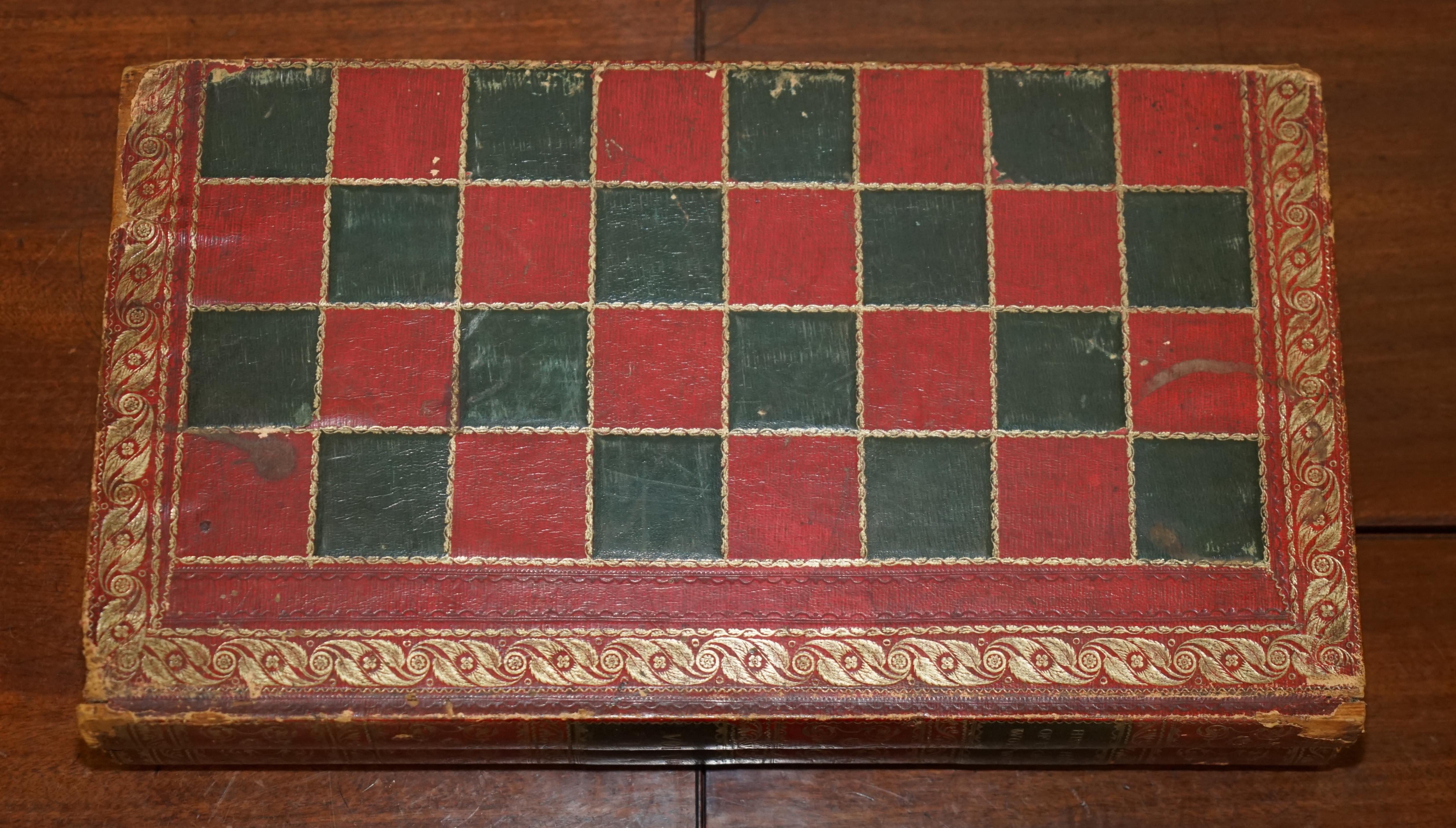 Fait main Jaques London Victorian Faux Book Chesssboard Staunton Pieces & Hardwood Clock en vente