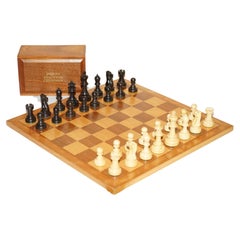 Ensemble d'échecs avec planche d'échecs et pièces de Jaques of London de Staunton