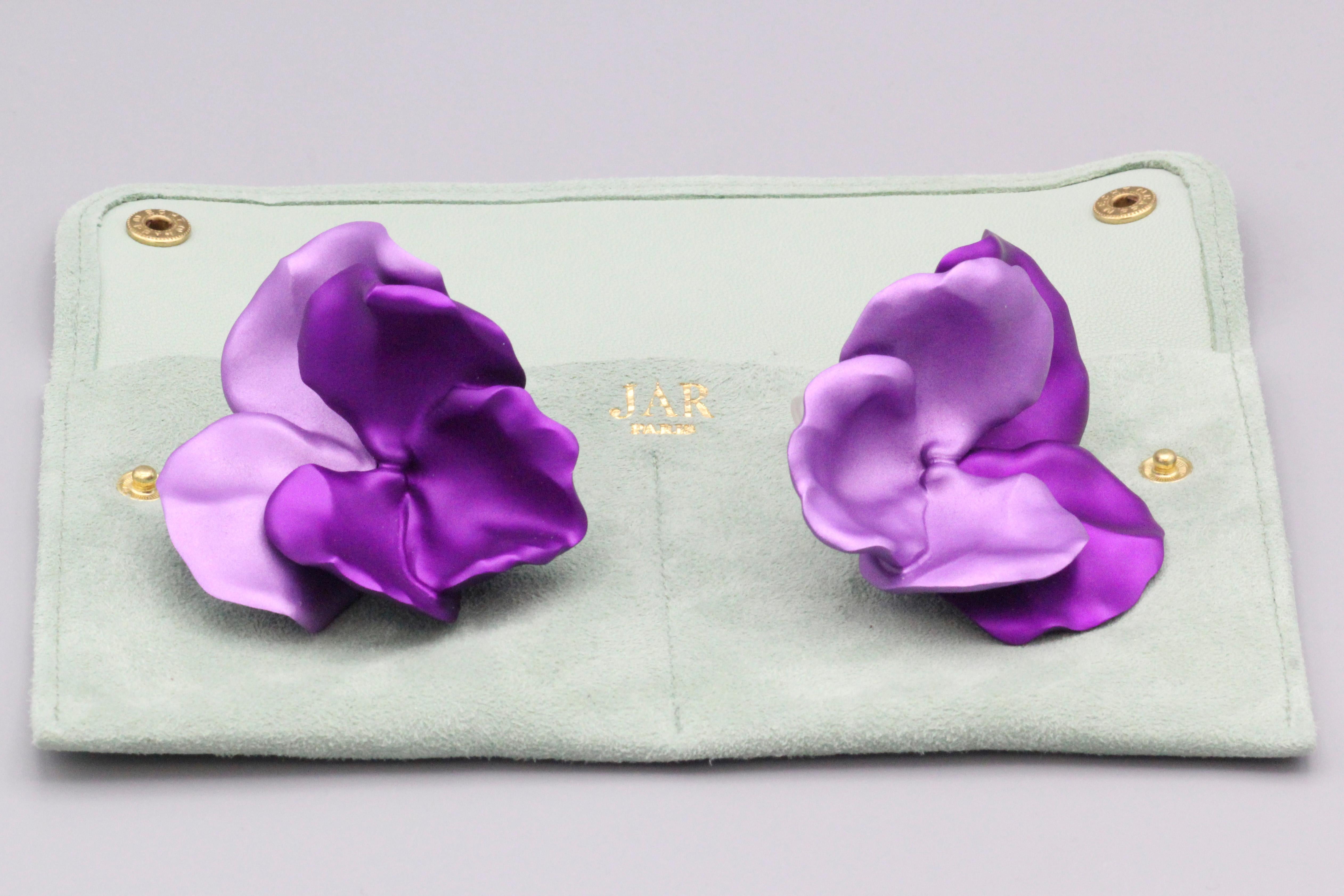Immerse Yourself in Whimsical Elegance: JAR Large Titanium and 18k Gold Pansy Earrings

Embrace the captivating artistry of JAR with these enchanting Large Titanium and 18k Gold Pansy Earrings.  Crafted by the visionary Parisian jeweler Joel Arthur