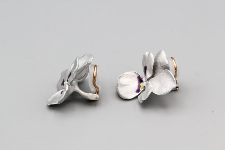 JAR Aluminum and Gold Pansy Earrings In Excellent Condition For Sale In New York, NY