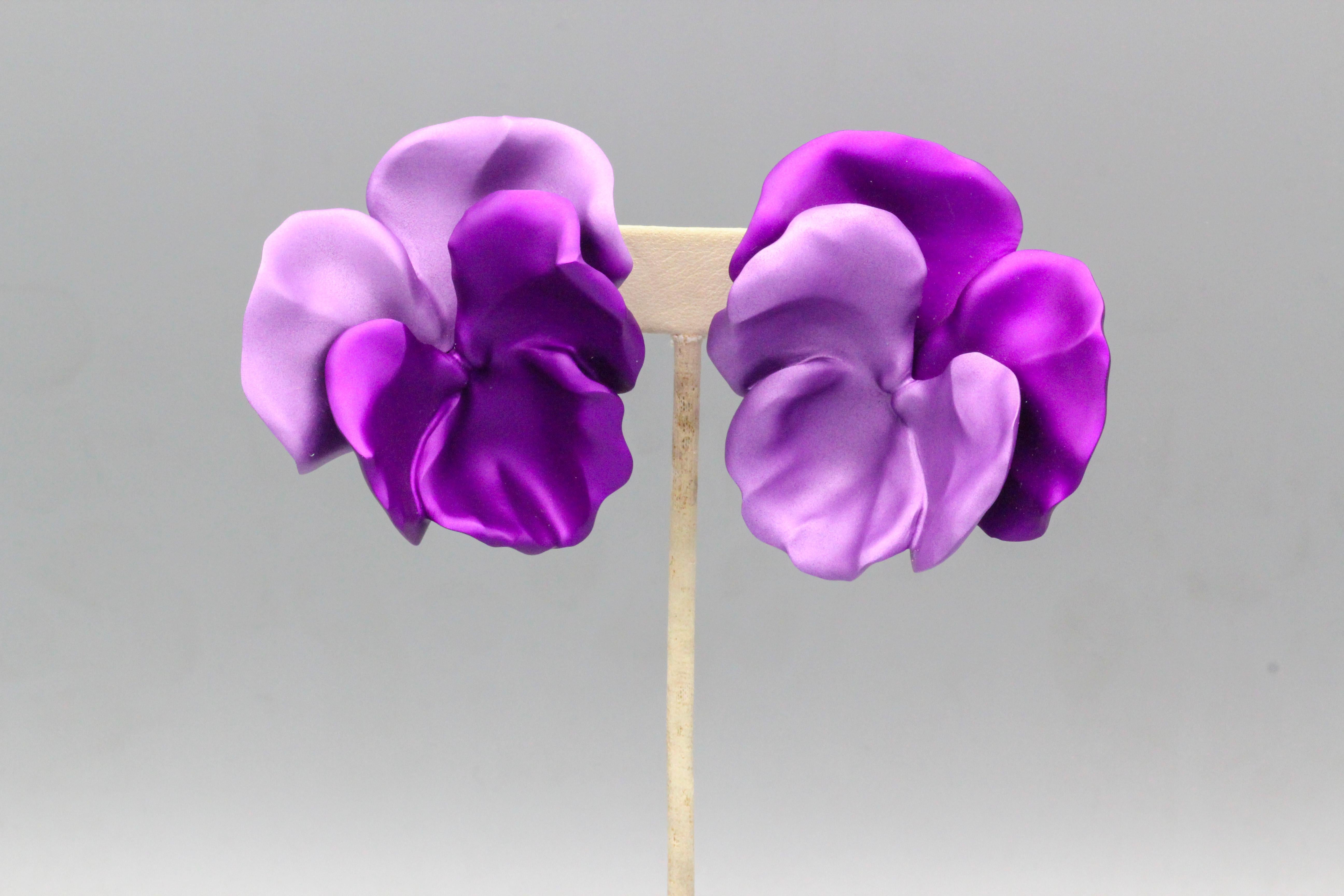 JAR Aluminum and Gold Pansy Earrings In Excellent Condition For Sale In New York, NY