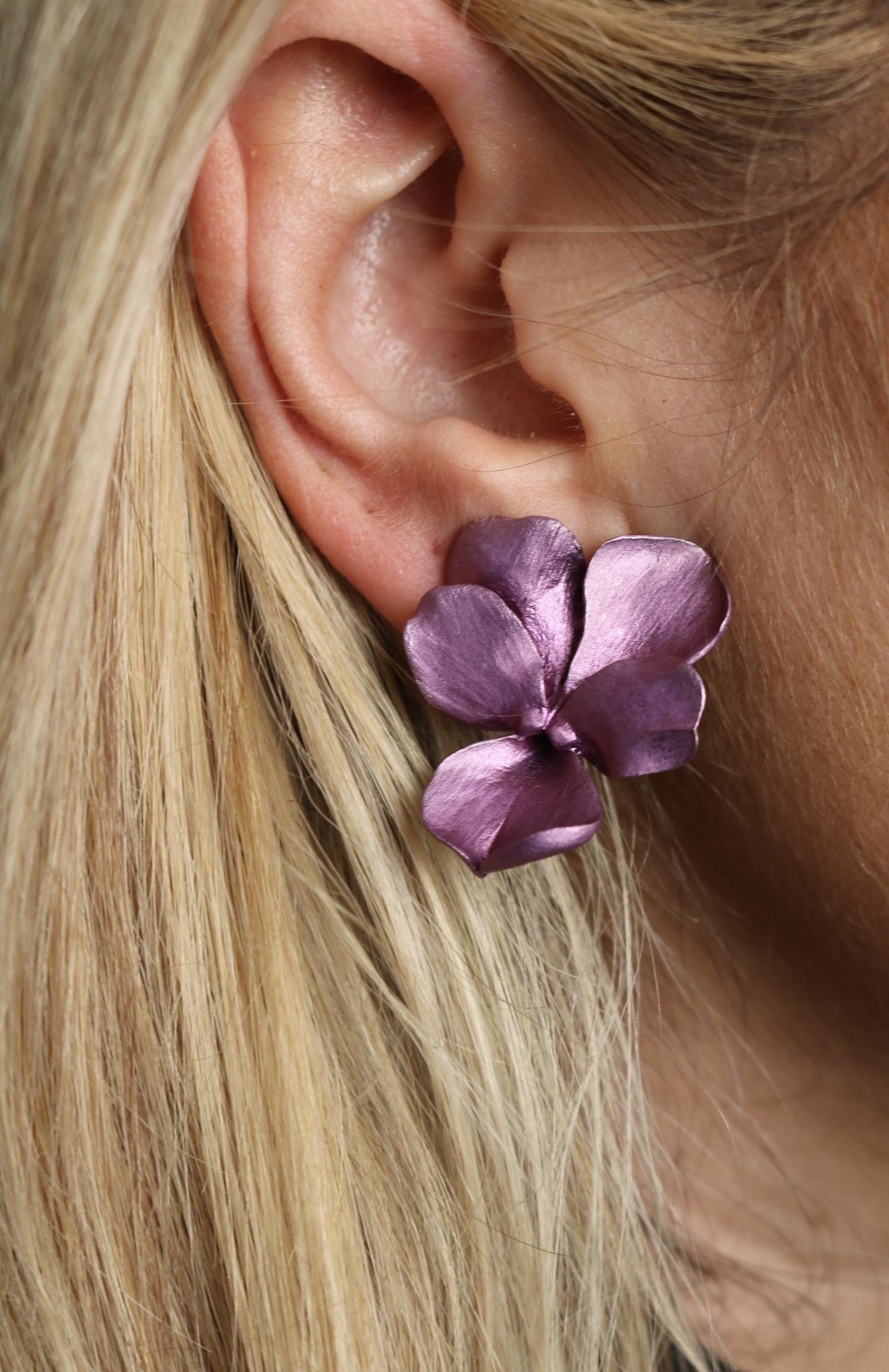 Jar Aluminum Pansy Earrings Paris 18K Yellow Gold Clip ons For Sale 7