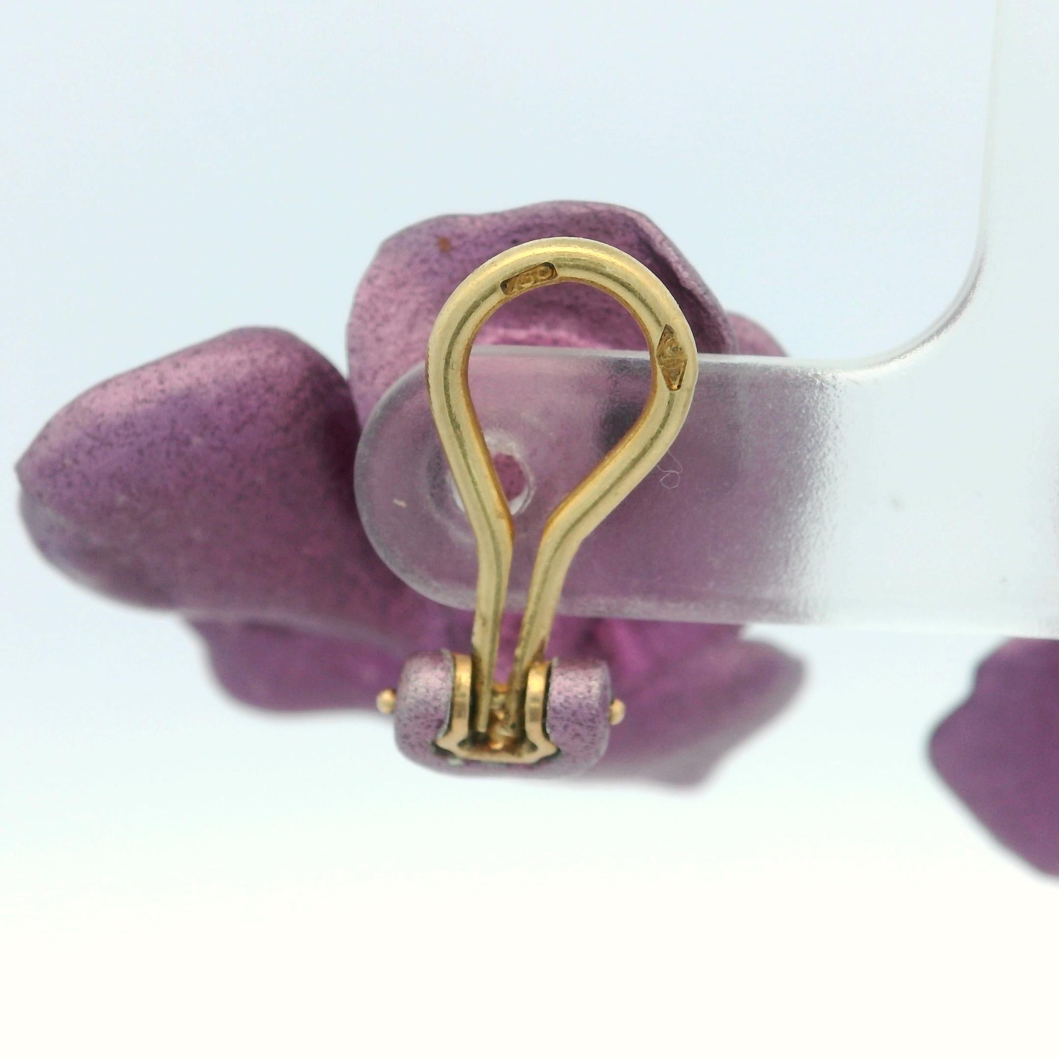 Jar Aluminum Pansy Earrings Paris 18K Yellow Gold Clip ons

These vibrant clip-on earrings by JAR feature sculpted flower forms in lightweight aluminum, finished in a deep, rich purple. Designed in France, each petal is carefully shaped to mimic the