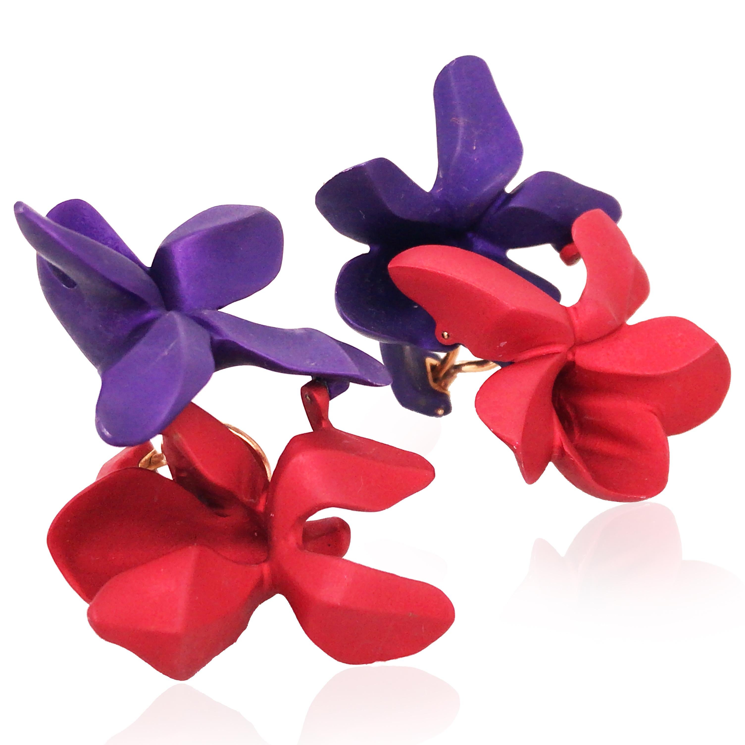 Clips are of 18K gold, with pouch. Stamp: 