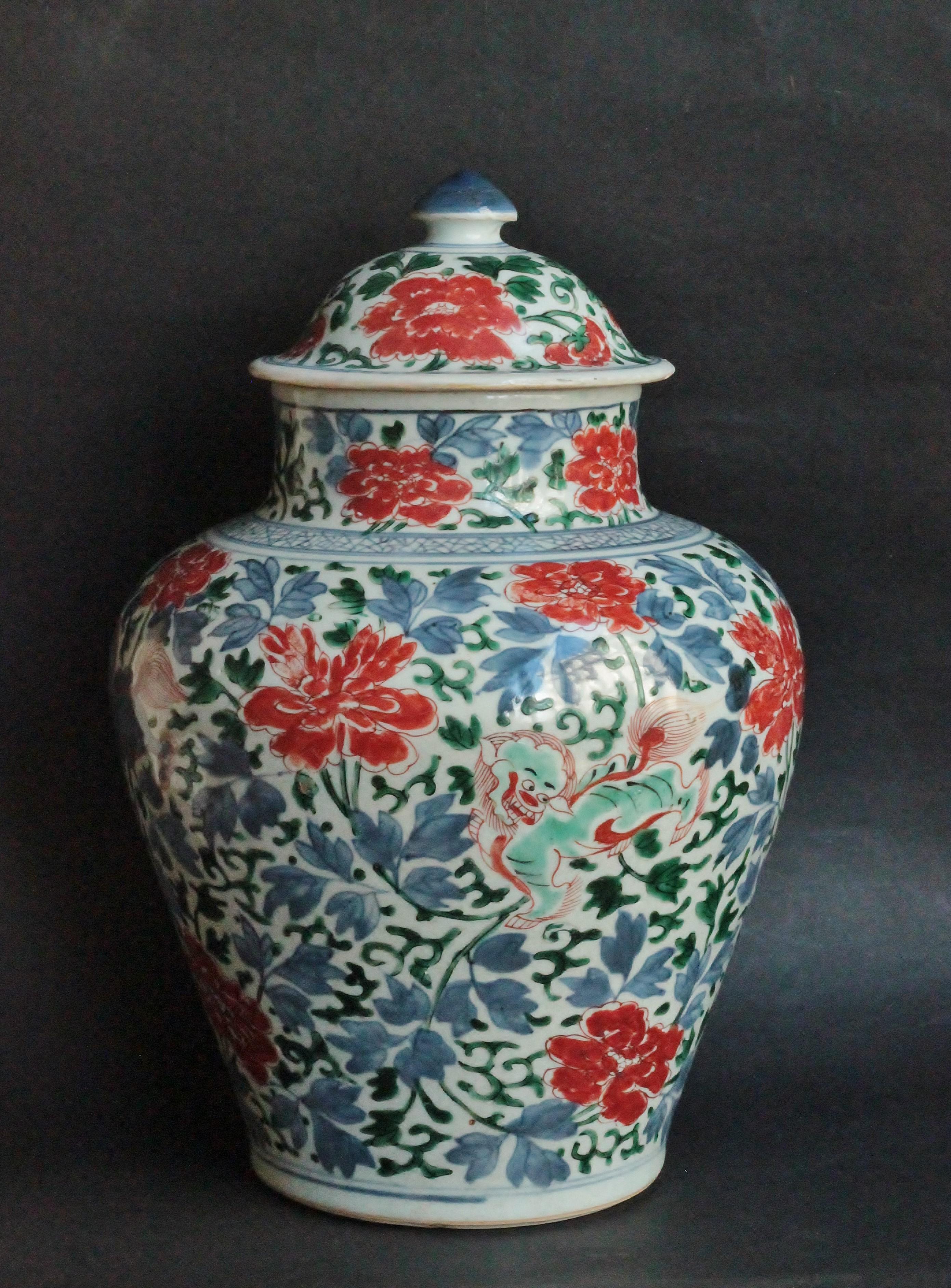 A jar and cover in China porcelain with a polychrome decoration (‘Wucai’ enamel) of “shi-shi” on a ground of chrysanthemum and lotus flower.
Transition period, Shunzhi (1644-1661), 17th century.
Measures: Height 36.5 cm; diameter 24 cm
Two little