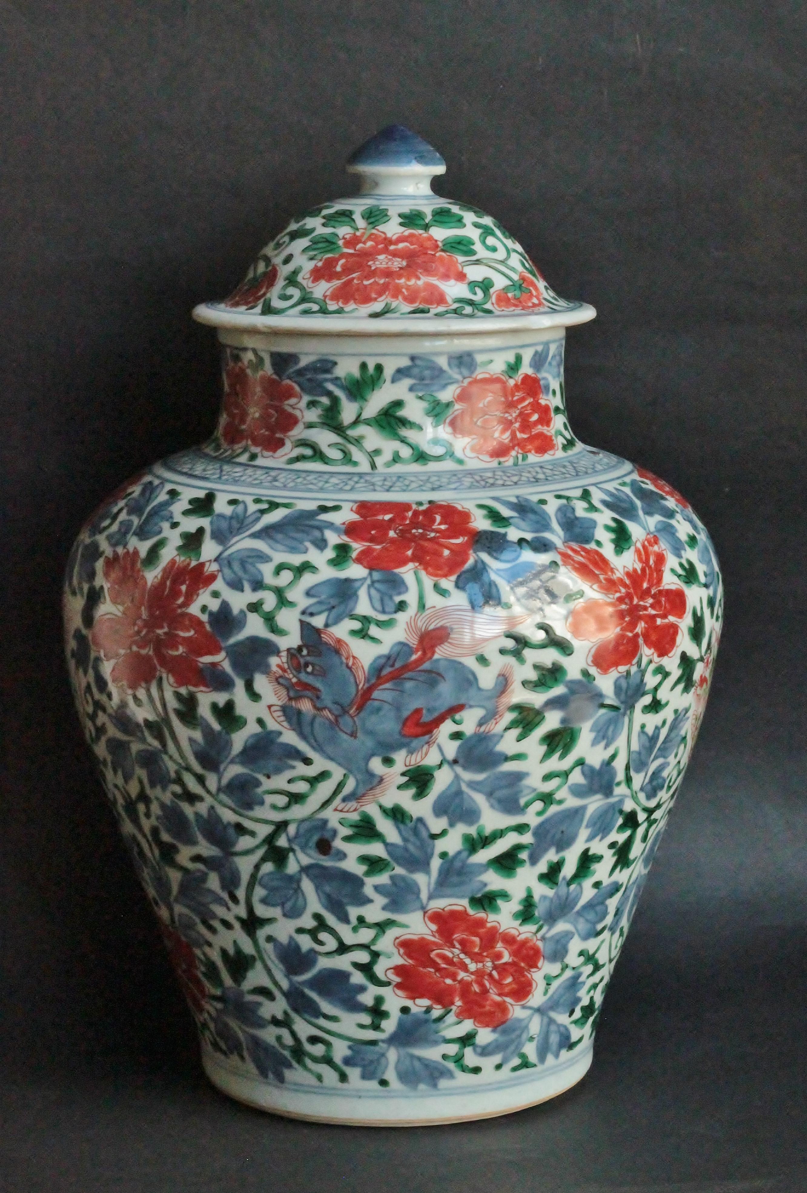 Jar and Cover in China Porcelain, Transition Period, 17th Century In Good Condition For Sale In Paris, FR