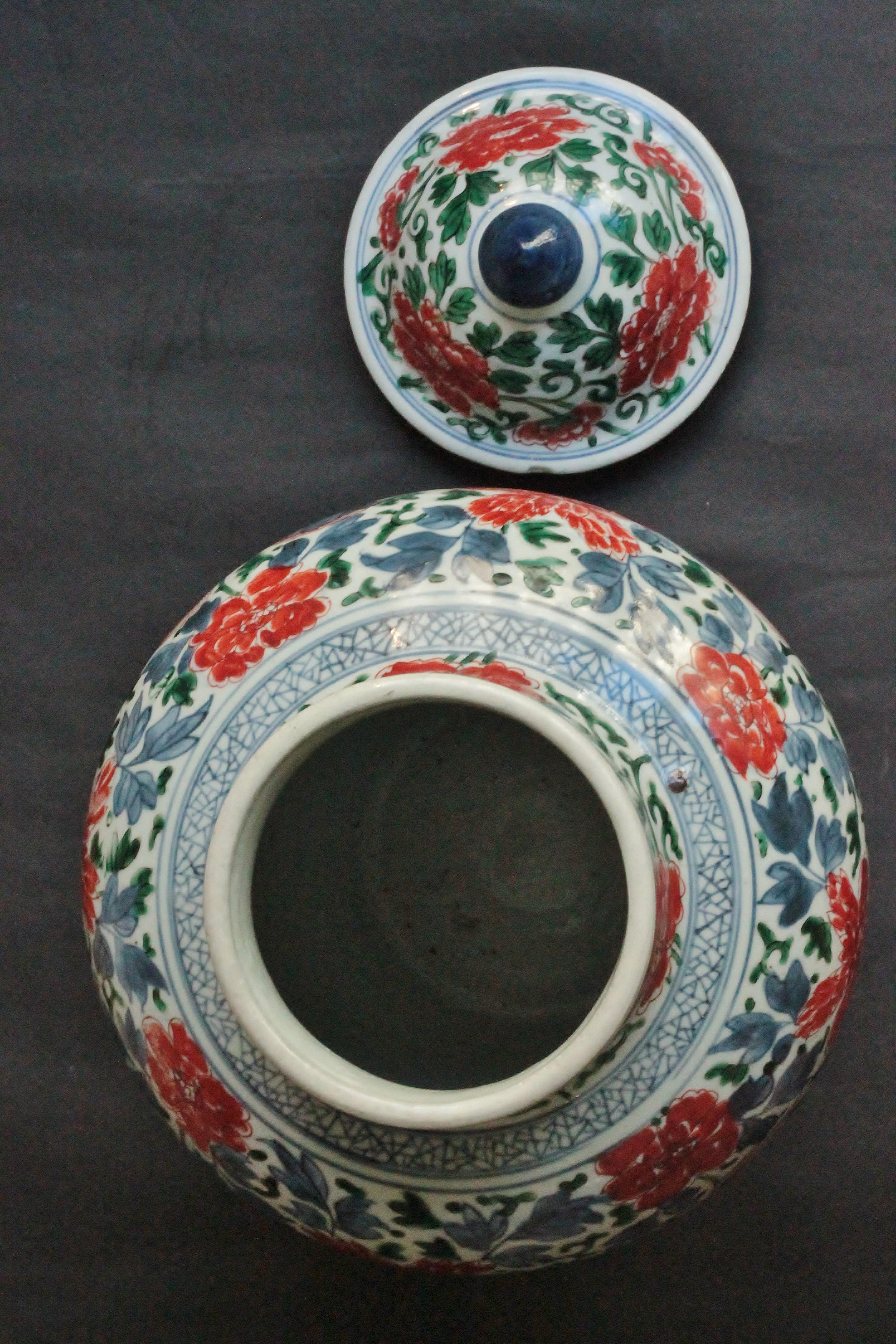 Jar and Cover in China Porcelain, Transition Period, 17th Century For Sale 1