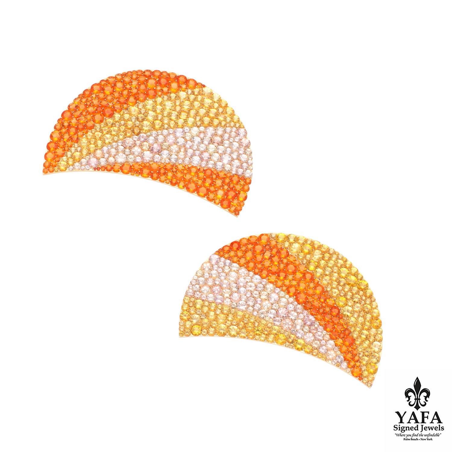 JAR Crescent Earrings In Excellent Condition For Sale In New York, NY