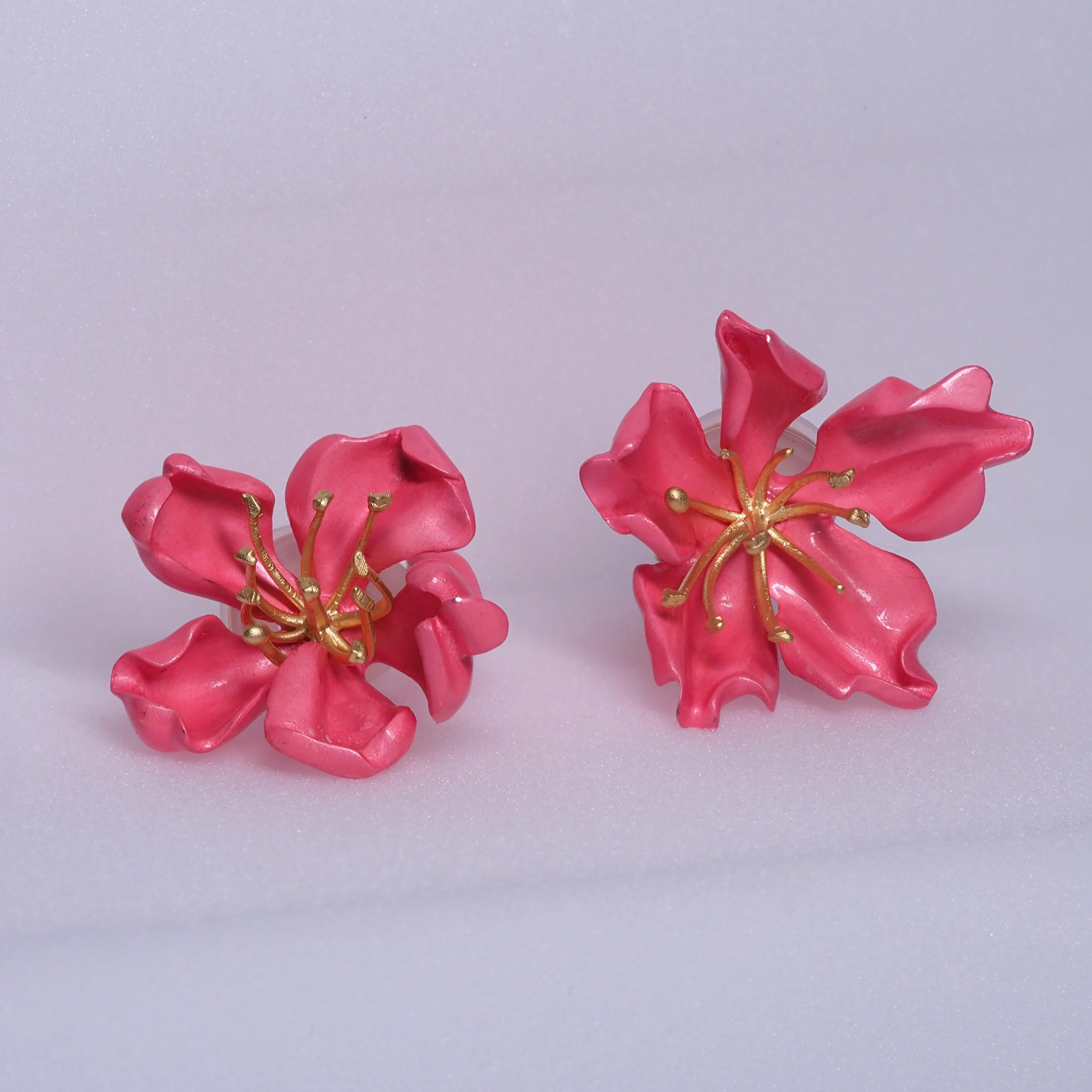Boucles d'oreilles en forme de jarre en or, argent, émail et fleurs d'almond par JAR Unisexe en vente
