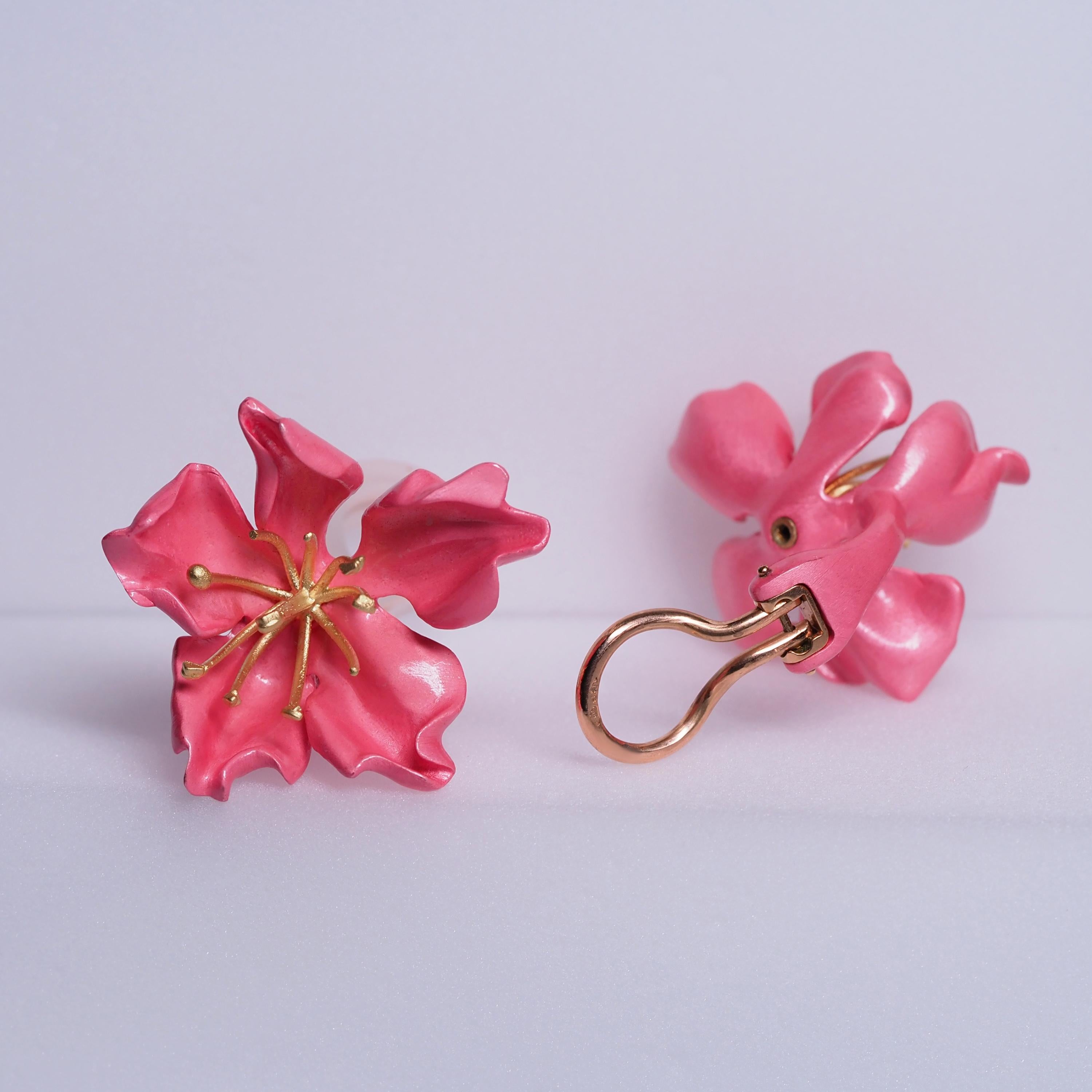 Boucles d'oreilles en forme de jarre en or, argent, émail et fleurs d'almond par JAR en vente 2