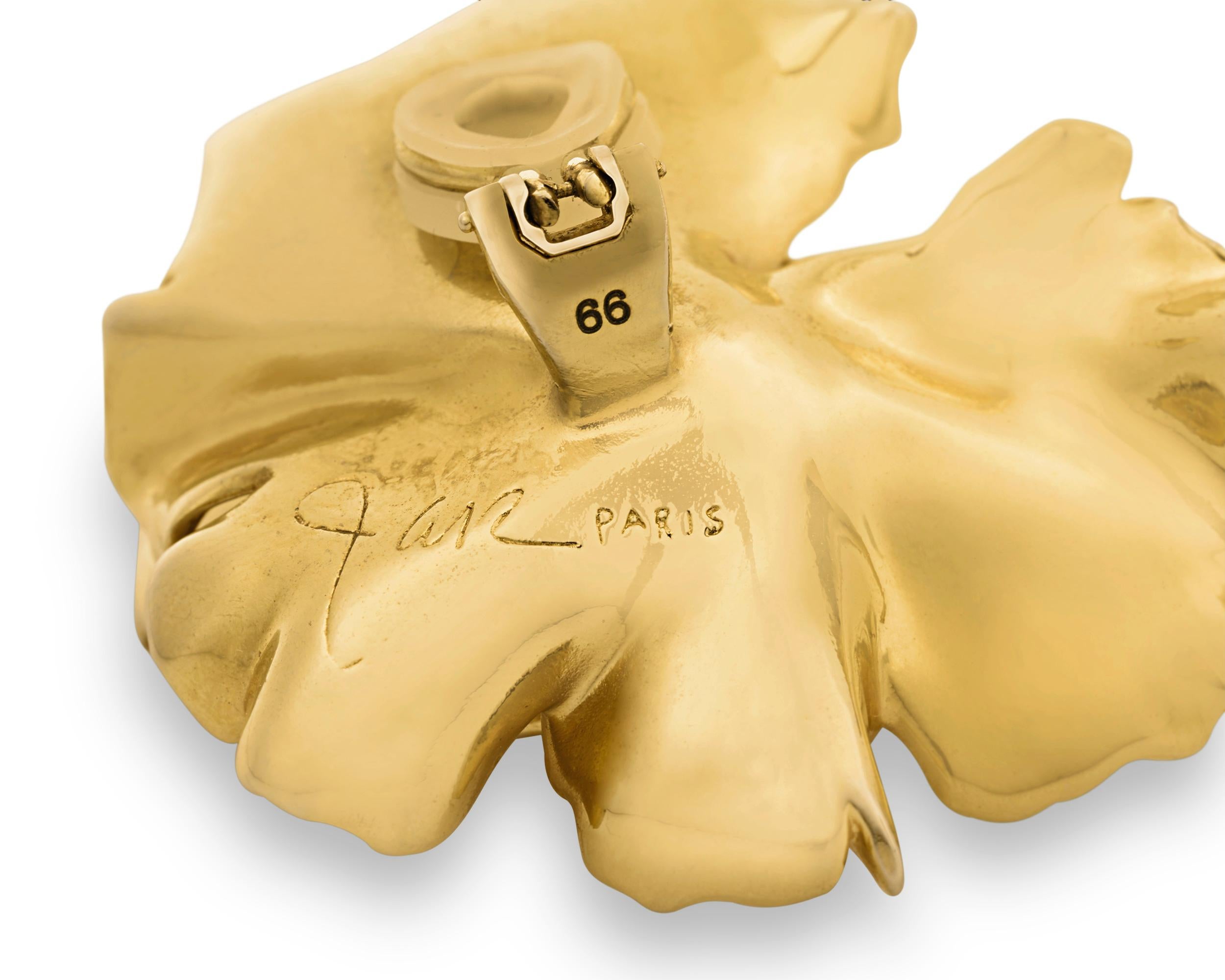 Ces étonnantes boucles d'oreilles à clip couleur or du célèbre joaillier Joel Arthur Rosenthal (JAR) incarnent l'art et l'innovation qui ont fait de lui l'un des joailliers les plus célèbres du siècle dernier. Fabriquées en aluminium traité pour