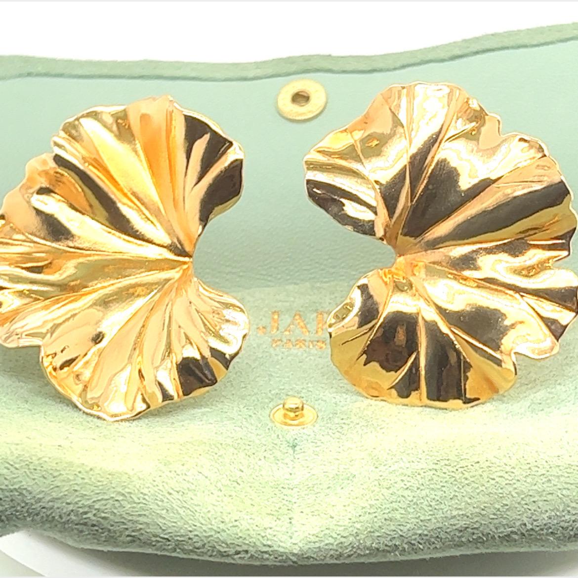 Diese floralen Ohrringe von JAR bestehen aus Aluminium in Form einer Blume, die mit einem Goldeffekt behandelt wurde. 2 Zoll Durchmesser. Clip-Ohrringe. Gekennzeichnet mit JAR Paris. 