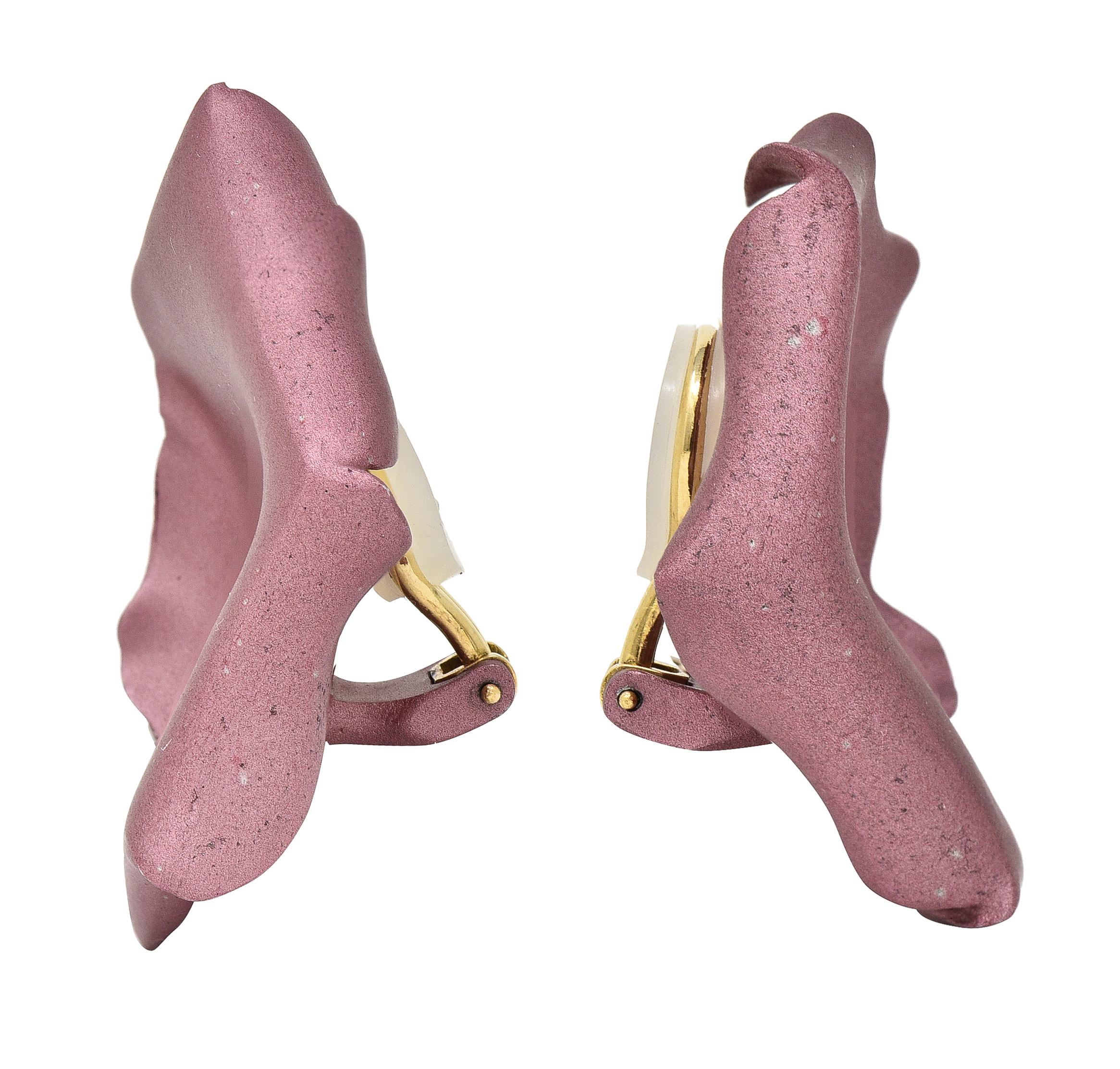 Entworfen als dimensional gerenderte Aluminium-Rosenblütenblätter 
Organisch geformte Einzelblüten mit gewelltem Rand 
Eloxiert undurchsichtig mauve-rosa in Farbe 
Vervollständigt durch aufklappbare Omega-Rücken mit Silikonpolstern
Die Rückseiten