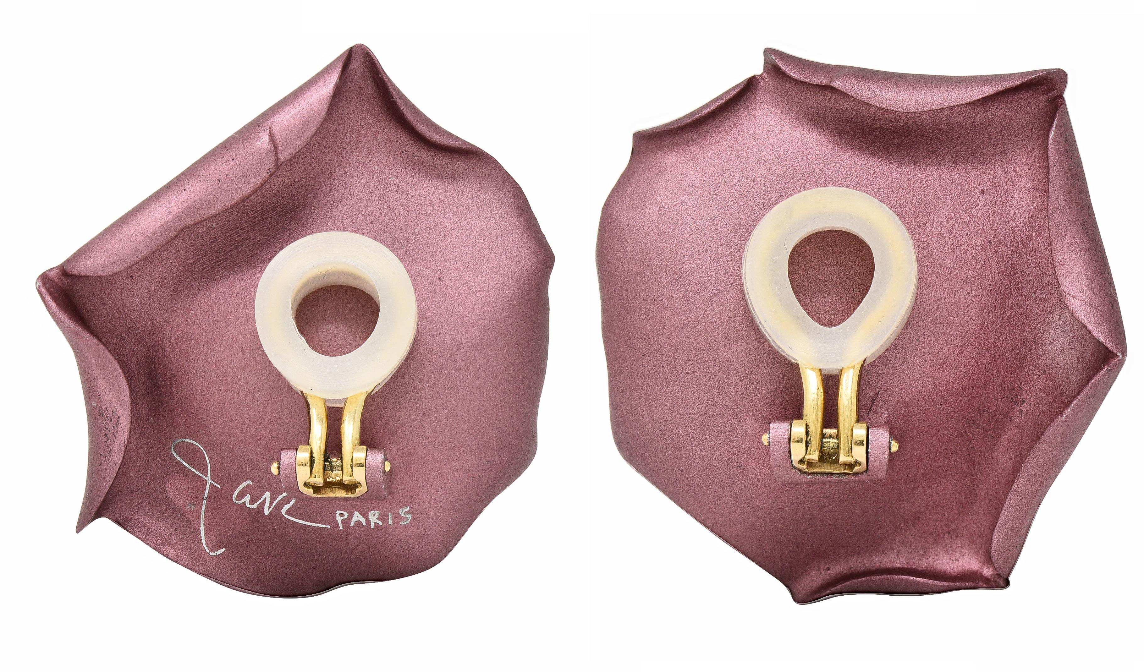 JAR Französische Ohrclip-Ohrringe aus 18 Karat Gold eloxiertem Aluminium mit Rosenblatt (Zeitgenössisch)