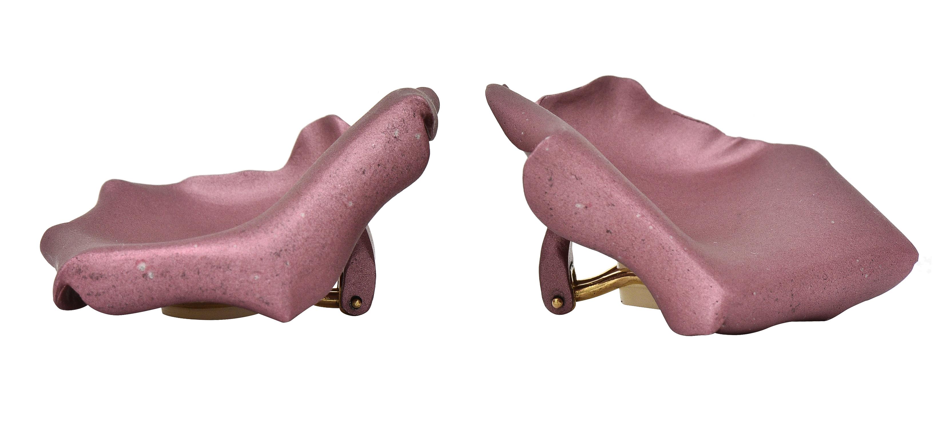 JAR Französische Ohrclip-Ohrringe aus 18 Karat Gold eloxiertem Aluminium mit Rosenblatt 1