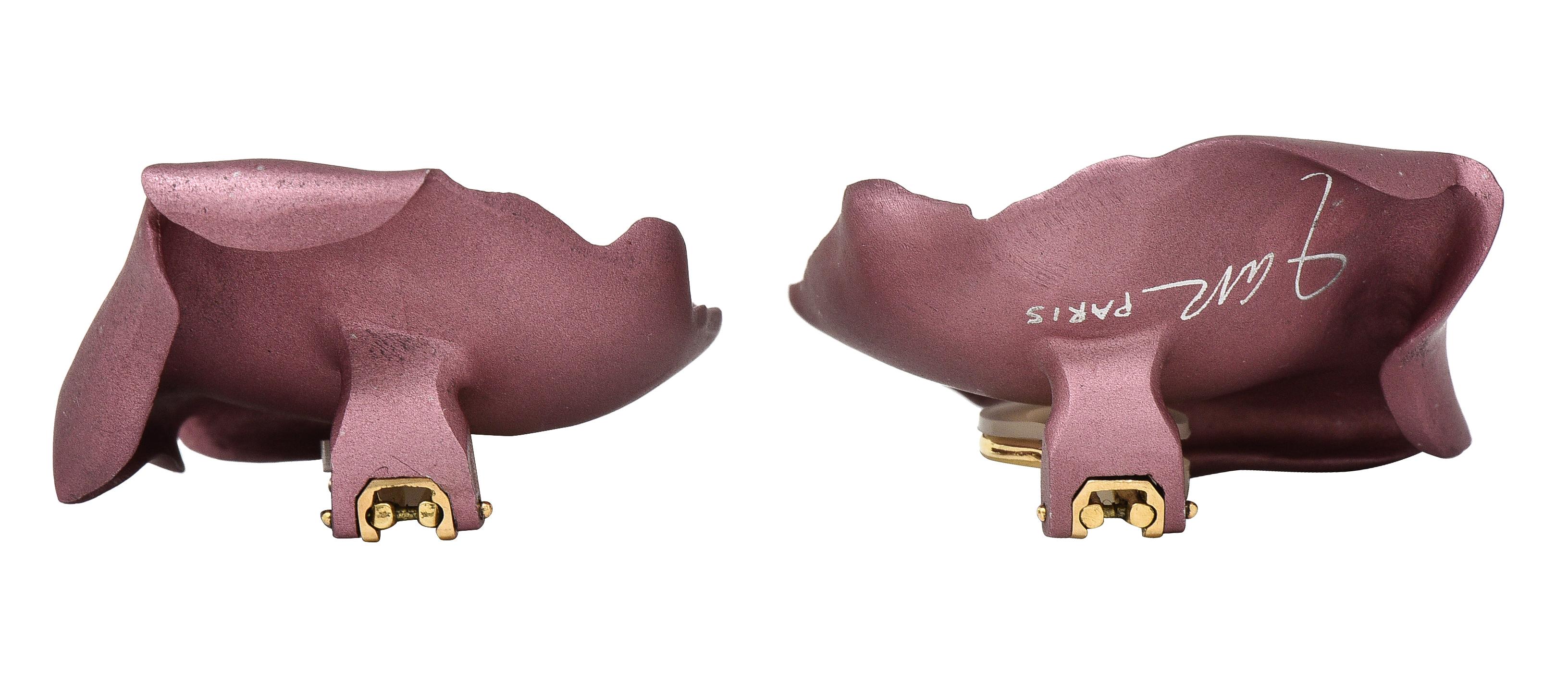 JAR Französische Ohrclip-Ohrringe aus 18 Karat Gold eloxiertem Aluminium mit Rosenblatt 2