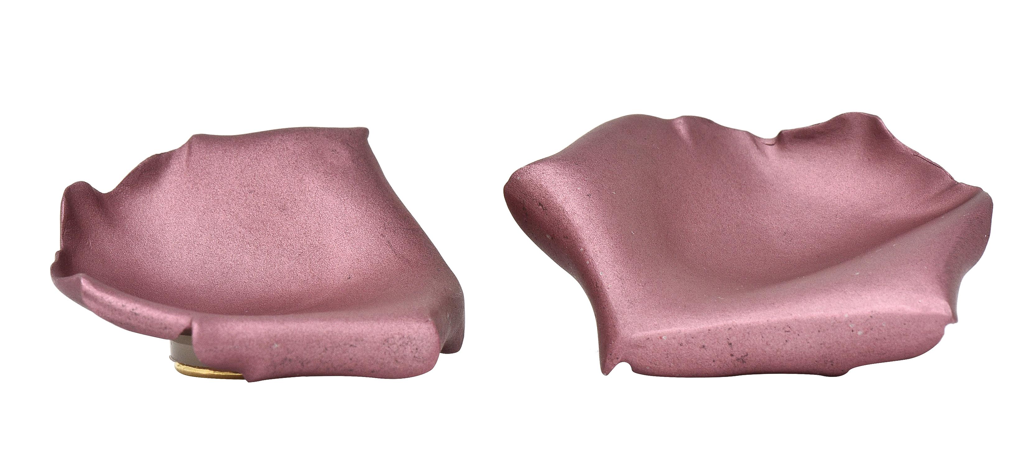 JAR Französische Ohrclip-Ohrringe aus 18 Karat Gold eloxiertem Aluminium mit Rosenblatt 4