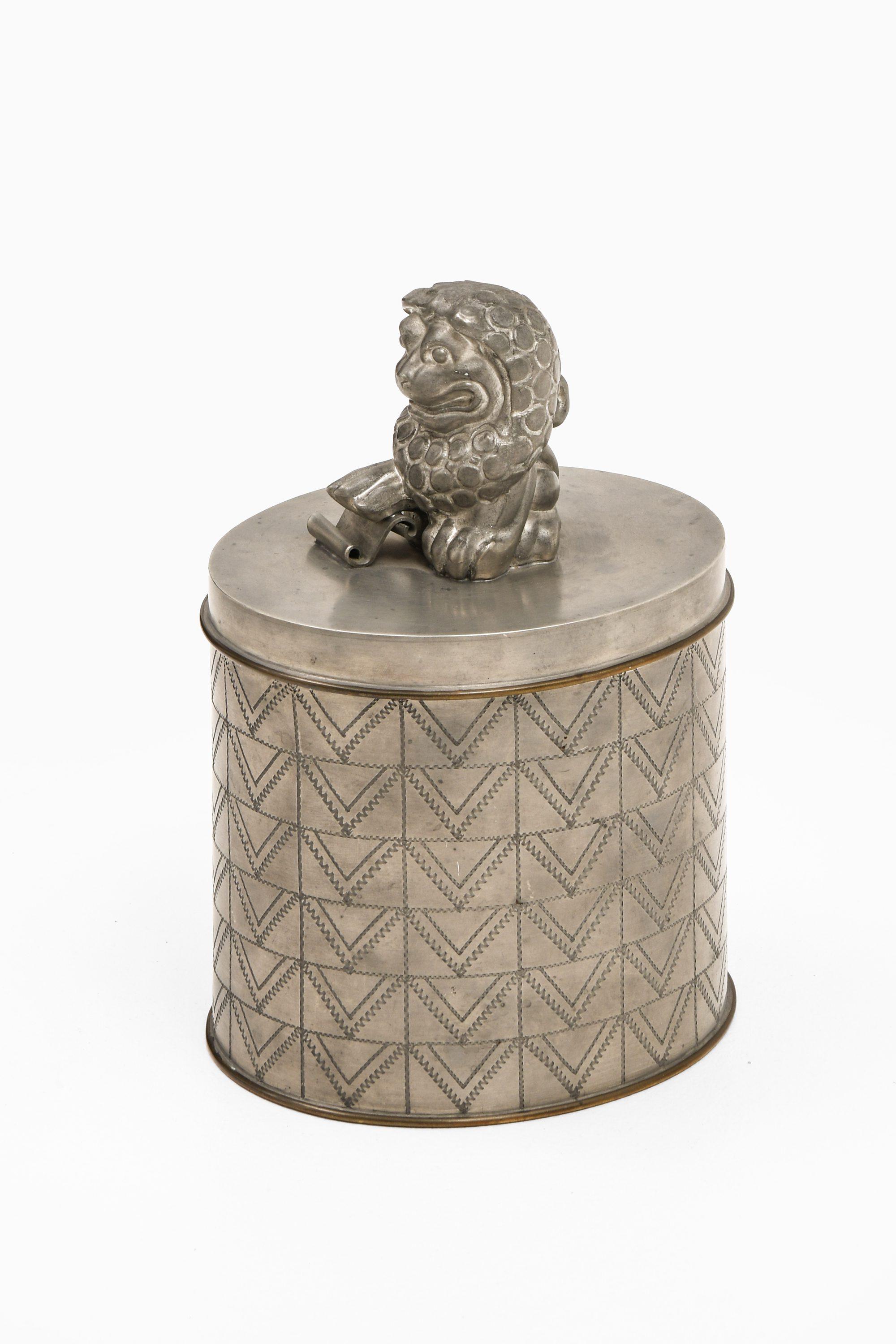 Krug aus Zinn und Messing von Nils Fougstedt & Anna Petrus, 1928

Zusätzliche Informationen:
MATERIAL: Zinn und Messing
Stil: Mitte des Jahrhunderts, Skandinavien
Produziert von Svenskt Tenn in Schweden
Abmessungen (B x T x H): 14 x 12 x 20 cm