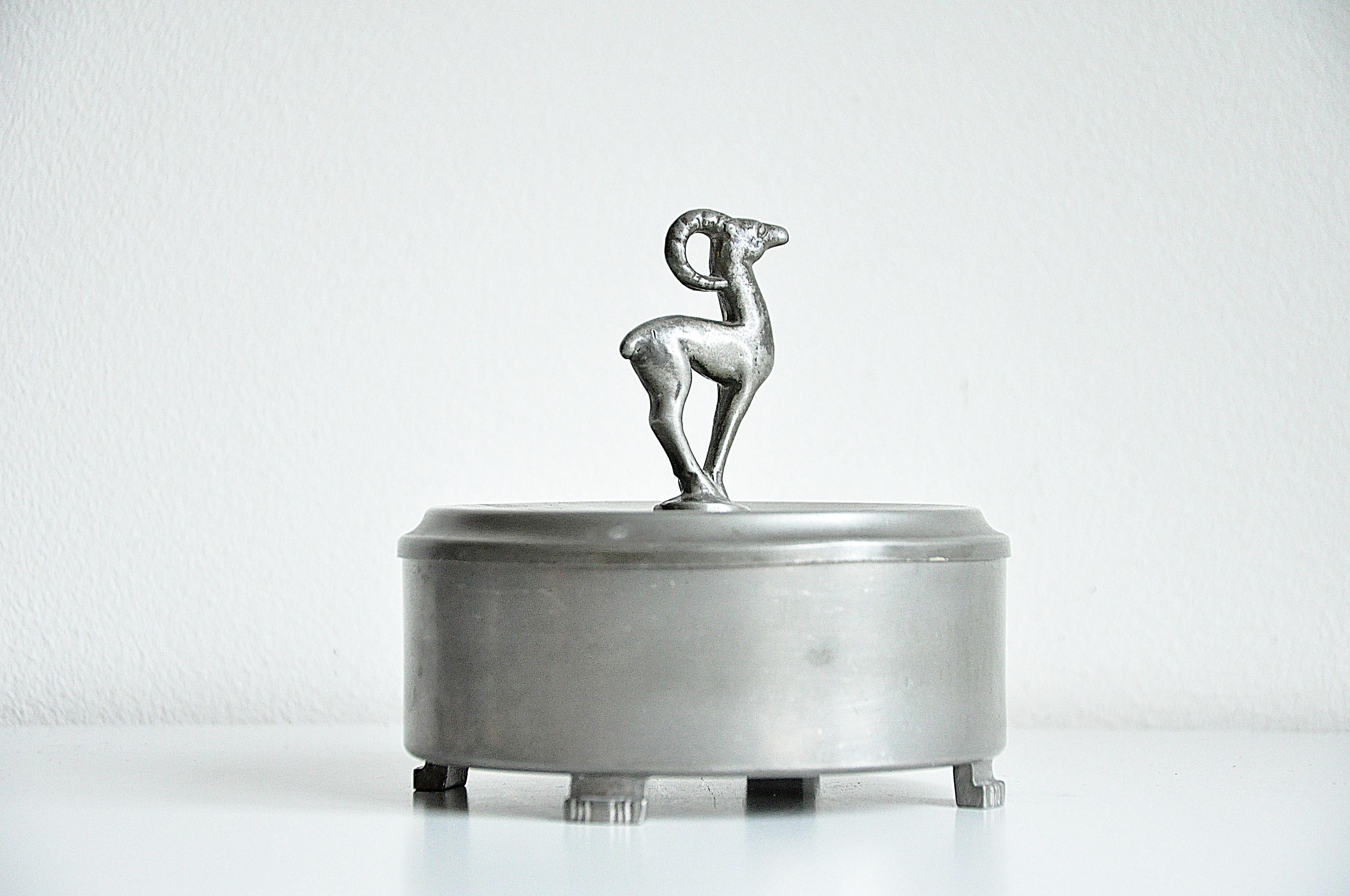 Decorative pewter jar from Harald Nilsson for Konsthantverk -1931.
Signed with maker's mark.
Wear and patina consistent with age and use. 
Scratches and marks. Dents on the lid as seen on the last two pictures.