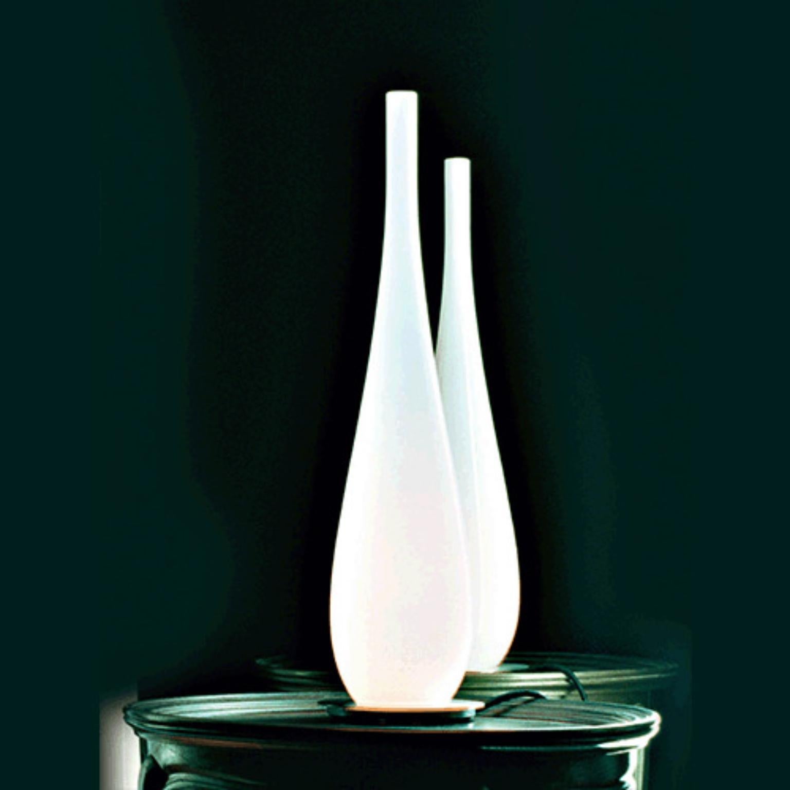 Lampe de table Jar JARTAM par Mazzega 1946
Dimensions : D 17 x H 66 cm.
MATERIAL : Cadre : Nickel satiné. 
Diffuseur : Blanc.
Poids : 3,5 kg.

Les racines de la société Mazzega1946 se trouvent à Murano, une terre de maîtres verriers qui préservent