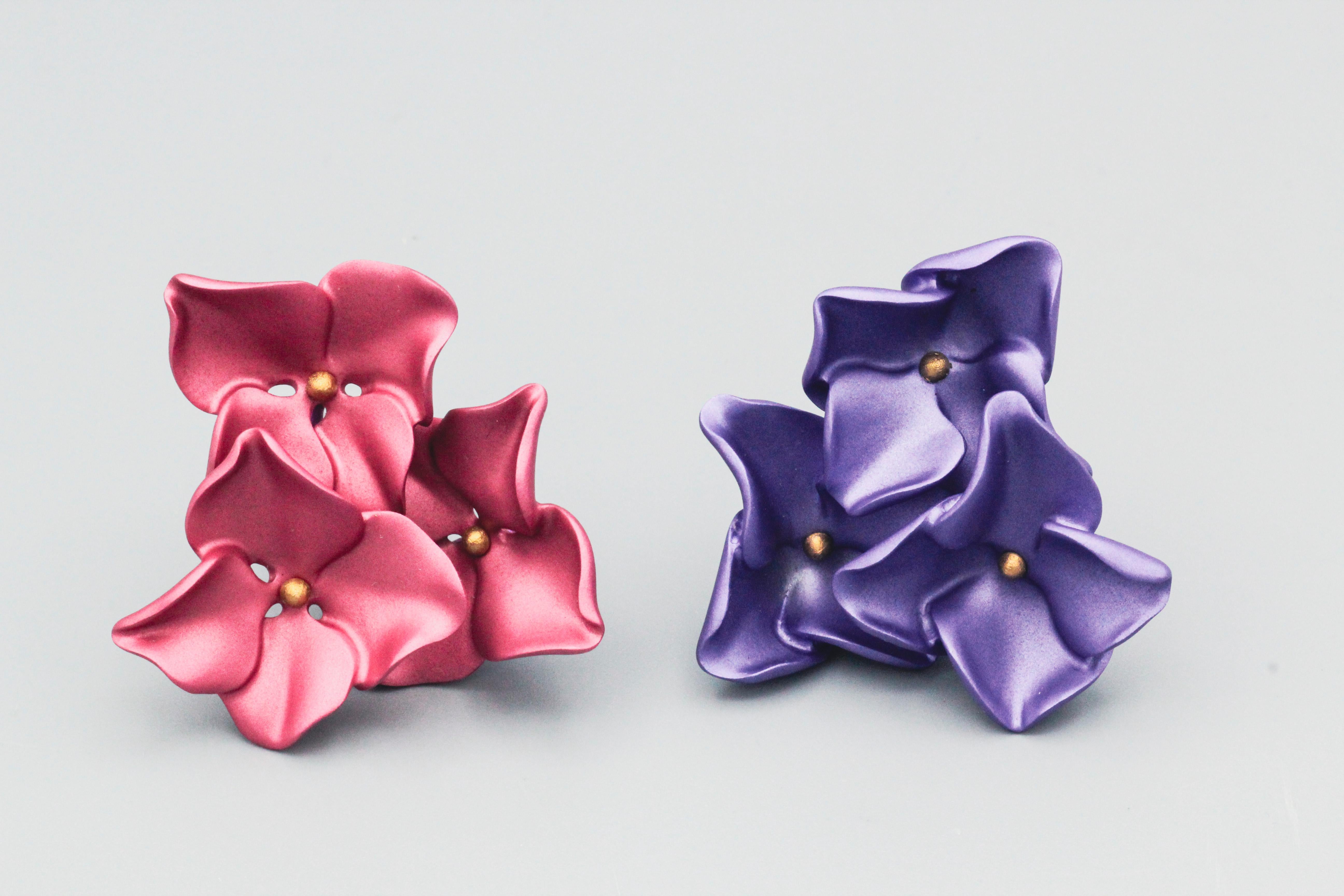 JAR Large Aluminum and 18k Gold Pink Purple Hydrangea Flower Earrings In Excellent Condition For Sale In New York, NY