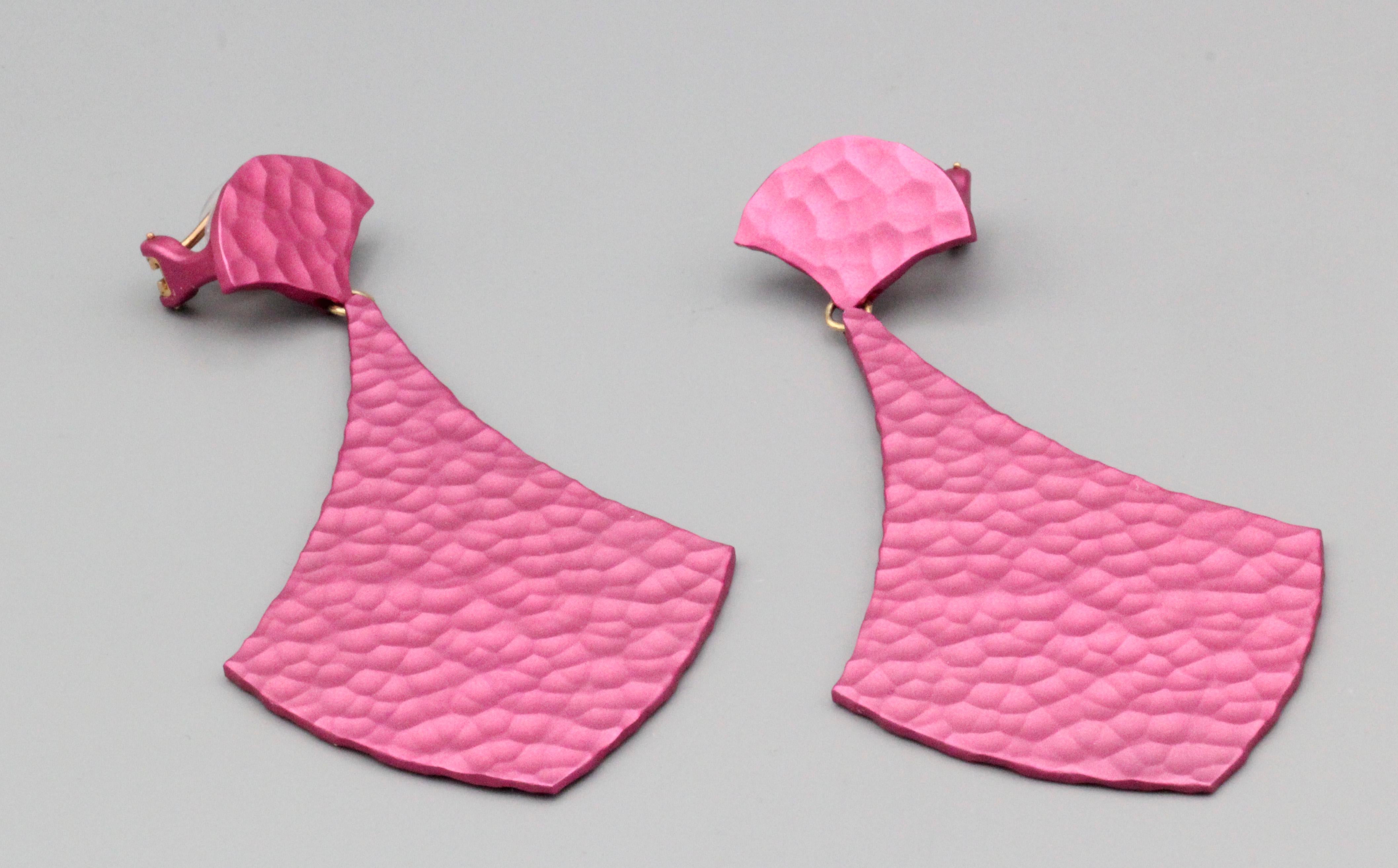 JAR Large Fuchsia Colored Hammered Shield Drop Earrings In Excellent Condition For Sale In New York, NY