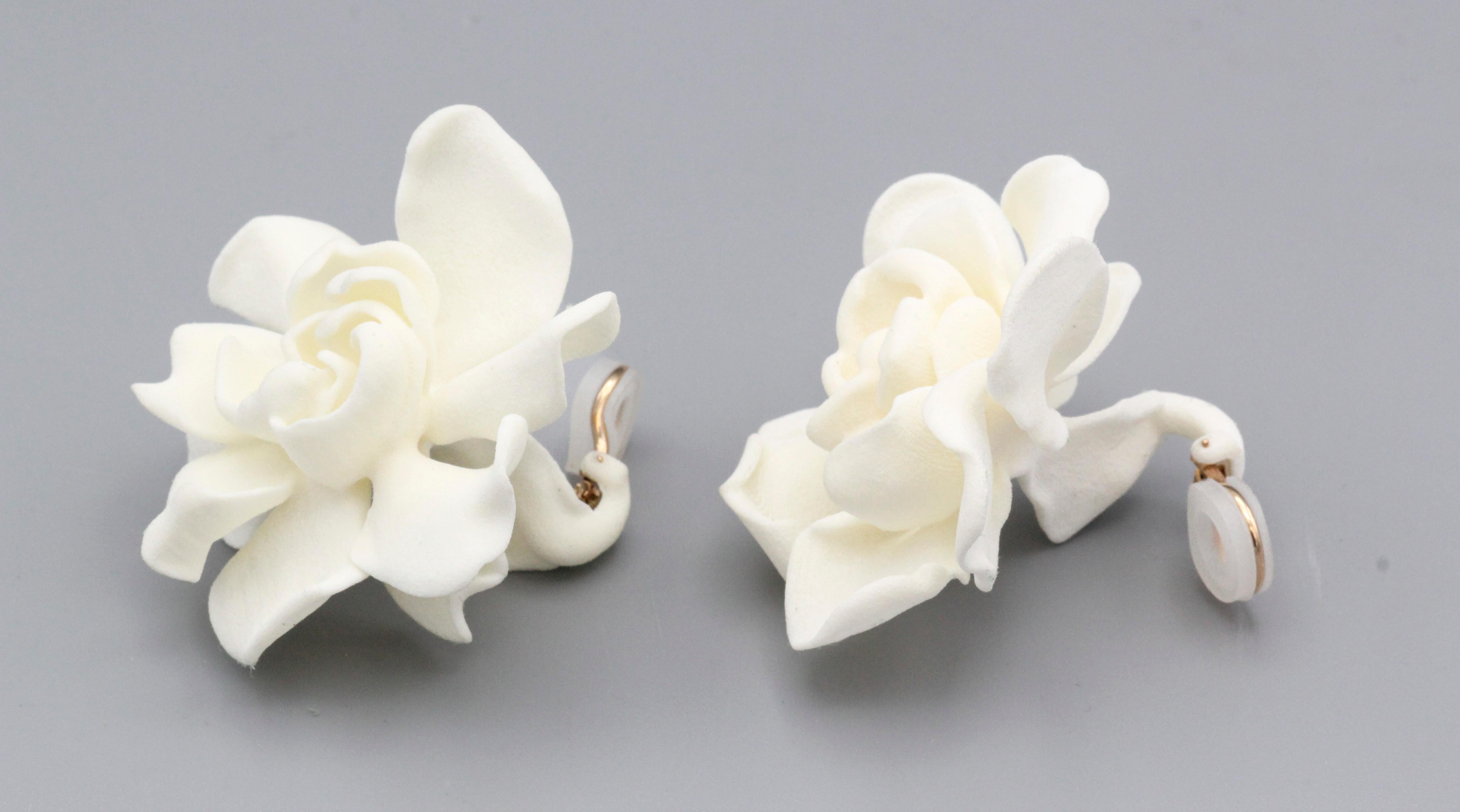 Enchanting Elegance: JAR Large White Gardenia Earrings

Embrace the captivating beauty of nature with these exquisite JAR Large White Gardenia Earrings. Crafted by the legendary Parisian jeweler Joel Arthur Rosenthal, these earrings are more than