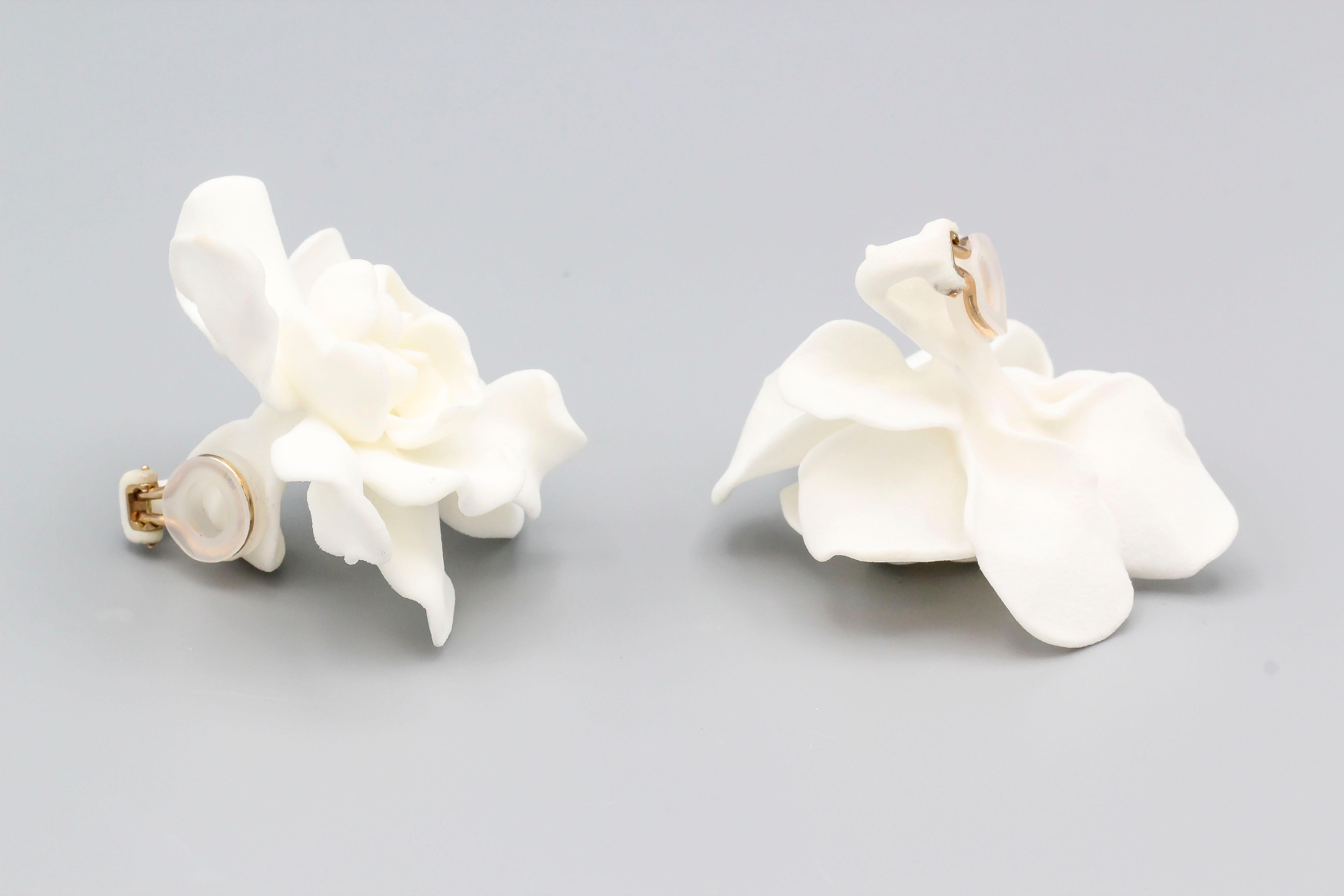JAR Pendientes Grandes Gardenia Blanca en Excelente estado para la venta en New York City, NY