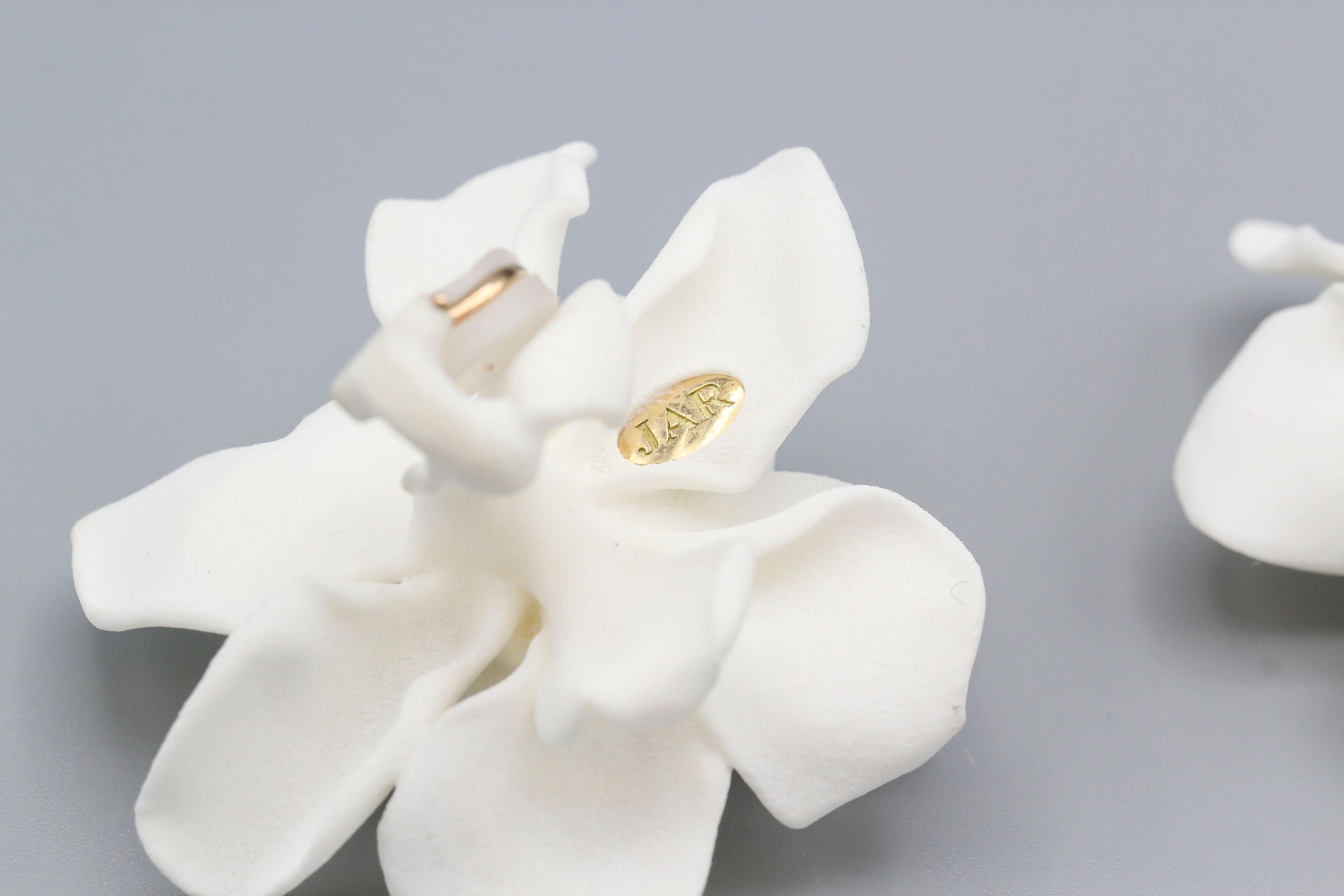 JAR Large White Gardenia Earrings In Excellent Condition In New York, NY