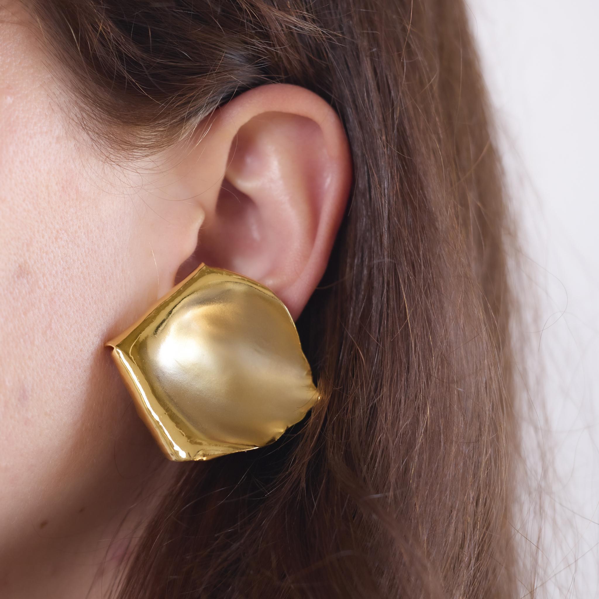 These contemporary earrings by JAR Paris, crafted in the 2010s, feature a sculptural aluminum design paired with 18k yellow gold backs. Lightweight yet bold, the earrings reflect JAR’s signature artistry and unconventional elegance. Signed and